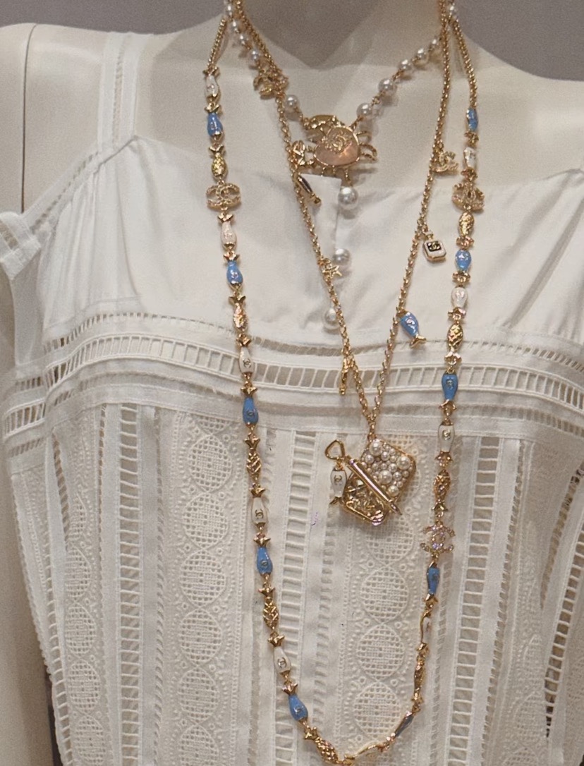 NO:633297,88350, new product, colorful enamel fish gold rhombus full diamond double C long sweater chain, early spring vacation series marine elements, playful, energetic and high-end, light blue, white enamel and gold match, rich colors and full of details. The whole necklace fully embodies the pleasant seaside city. The colorful fish carvings are lifelike. It exudes a relaxed, happy and romantic vacation atmosphere. It can be worn on both sides.  Whether worn alone or stacked, it is fashionable and elegant, sweaters, necklace, Cartier high-end jewelry1986090988350, 新品 彩色珐琅小鱼金色菱格满钻双c长款毛衣链 早春度假系列海洋元素 俏皮活力又高级 浅蓝色 白色珐琅与金色做搭配 色彩丰富细节满满 整条项链把惬意的海边城市体现的淋漓尽致 五彩缤纷的小鱼雕刻的栩栩如生 散发着轻松愉悦又浪漫的度假气息 双面可佩戴 无论是单戴或者叠搭都很时髦贵气,,sweaters,necklace,卡迪亚高端饰品,Jewelry