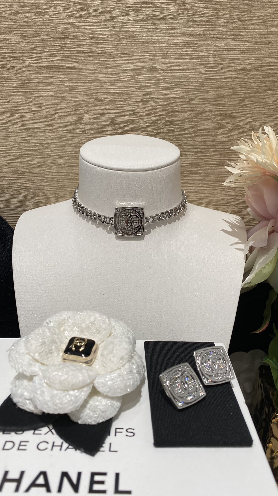 NO:102769,Today's new product, new product, silver full diamond square double C earrings, the whole earrings are covered with Swarovski crystal diamonds, the ceiling is so beautiful that I am really rich and charming, very high-bellied, and it is a perfect little rich woman when I wear it. Texture and exquisiteness coexist, elegant and fashionable, a must-have for styling~ Whether you attend a dinner or go shopping and date, it is beautiful with clothes, Chanel earrings, chanel, earrings19860909今日新品  新品 晚宴款银色满钻方形双c耳钉 整幅耳环都铺满施华洛水晶钻 天花板颜值美到我了 真的是富贵迷人眼 很有高珠感 戴上就是妥妥的小富婆 质感与精致度并存 优雅贵气又时髦 凹造型必备～ 无论是出席晚宴或者逛街约会搭配衣服都很美,香奈儿耳钉,chanel,earrings,Jewelry