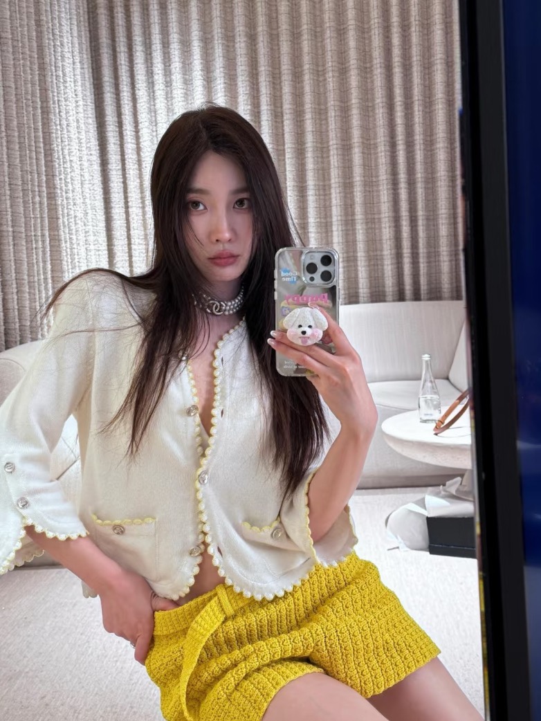 NO:633289,Today's new product 88260 Retro gold double C mother-of-pearl zipper three-layer pearl necklace Retro metal irregular texture double C mother-of-pearl side zipper zigzag multi-layer pearl design Unique art and very fashionable The upper body effect is very personalized and eye-catching The old color and texture are full of texture Whether it is worn daily or attended important occasions, it goes well with clothes, necklace, Cartier high-end jewelry19860909今日新品88260  复古金色双c贝母拉链三层珍珠项链 复古金属不规则纹理双c贝珠侧面拉链锯齿多层珍珠设计 独特艺术又非常时髦 上身效果非常个性吸睛 做旧颜色质感满满 无论是日常佩戴或者出席重要场合都很好搭配衣服,,necklace,卡迪亚高端饰品,Jewelry