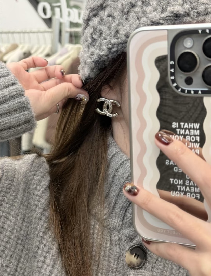 NO:359350,Today's new product, silver letter white drop glaze double C earrings, the basic model of the early spring vacation series, size about 3cm, color black gold and silver, wearing effect just makes it feel like it is not small, good face shape, everyday versatile and solid wear and design sense, full score recommendation, Chanel earrings, chanel19860909今日新品  银色字母白色滴釉双c耳钉 早春度假系列的基础款 尺寸3cm左右 颜色黑金、白银 佩戴效果刚好有存在感不显小 很好的修饰脸型 日常百搭实戴且有设计感 满分推荐,香奈儿耳钉,chanel,Jewelry