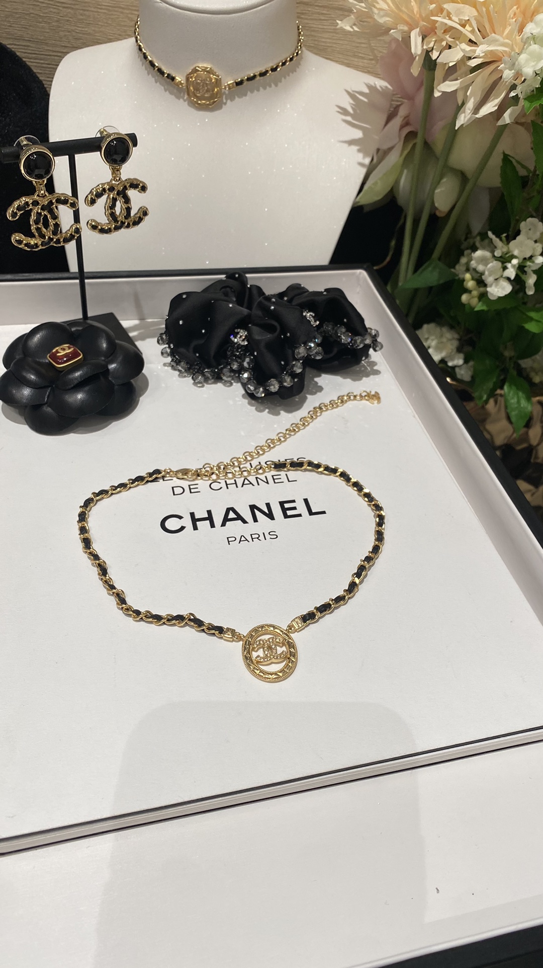 NO:633086,[New product sharing] 88200 black gold oval rhombus pattern hollow full diamond double C fine leather chain choker necklace lambskin narrow leather chain hollow full diamond double C design black gold color matching daily versatile overall sweet retro and very noble beauty and practical wear coexist, full score recommendation, necklace, sheepskin, Cardia high-end jewelry19860909【新品分享】88200  黑金椭圆菱格纹镂空满钻双c细版皮穿链颈链项链 小羊皮窄版皮穿链条镂空满钻双c设计黑金配色 日常百搭 整体甜美复古又十分贵气 美貌与实戴并存  满分推荐,,necklace,sheepskin,卡迪亚高端饰品,Jewelry