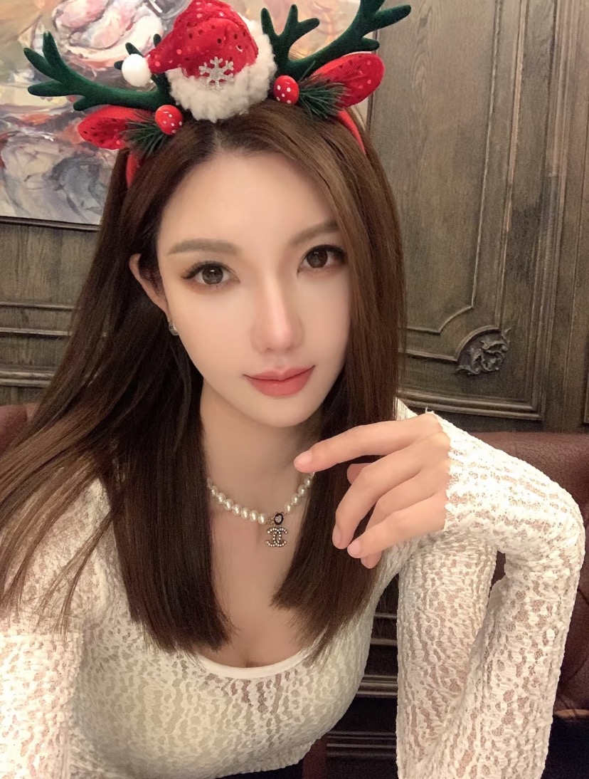 NO:104211,Light gold anti-diamond love double c pearl short necklace. The round pendant adopts hollow love crystal diamond anti-insert design hanging full diamond gold double c. The sense of nobility is full of nobility. Whether on the front or side, it is more intuitive to feel the crystal clearness of the diamond. Clever hollow love makes it more sweet and exquisite. Easy to get a rich and beautiful sisters. A must-have Chanel necklace, chanel, necklace19860909浅金色反镶钻爱心双c珍珠短项链 吊坠圆形采用镂空爱心晶钻反镶设计悬挂满钻金色双c 贵气感满满 无论正面还是侧面 更加直观感受钻石的晶莹剔透 巧妙镂空爱心 更显甜美与精致 轻松get千金感穿搭 富美姐妹必备,香奈儿项链,chanel,necklace,Jewelry