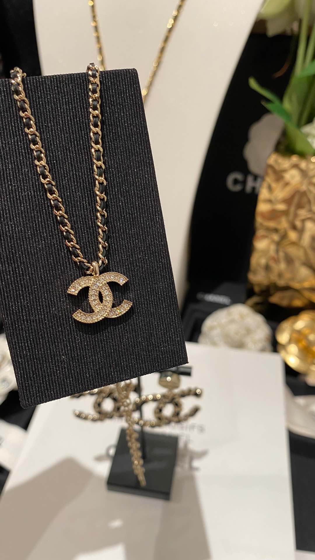 Chanel choker 浅金色皮穿链满钻双c短款项链 2