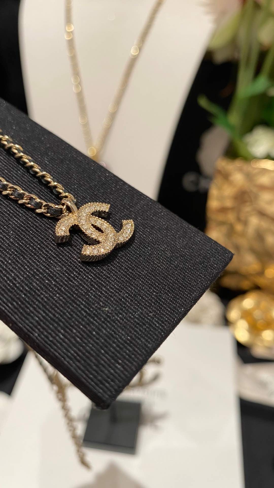 Chanel choker 浅金色皮穿链满钻双c短款项链 7