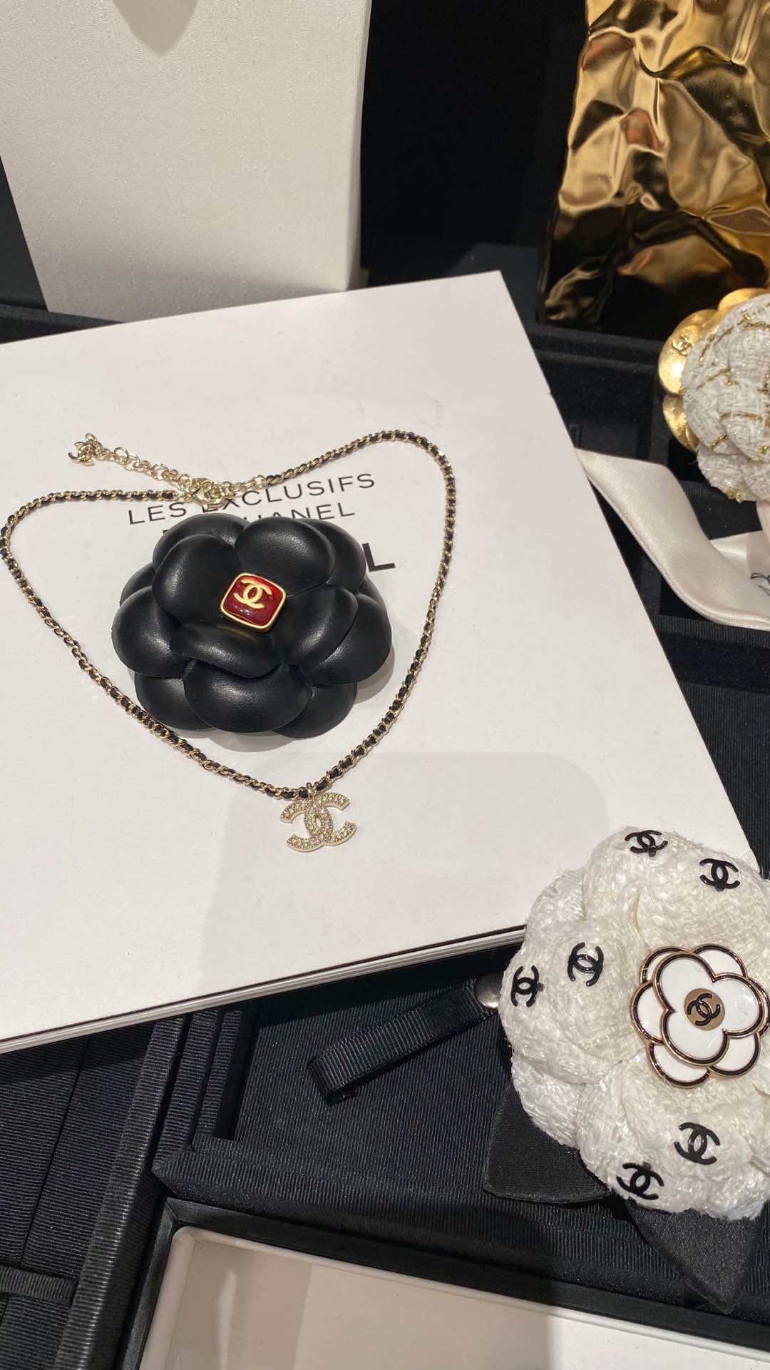 Chanel choker 浅金色皮穿链满钻双c短款项链 4