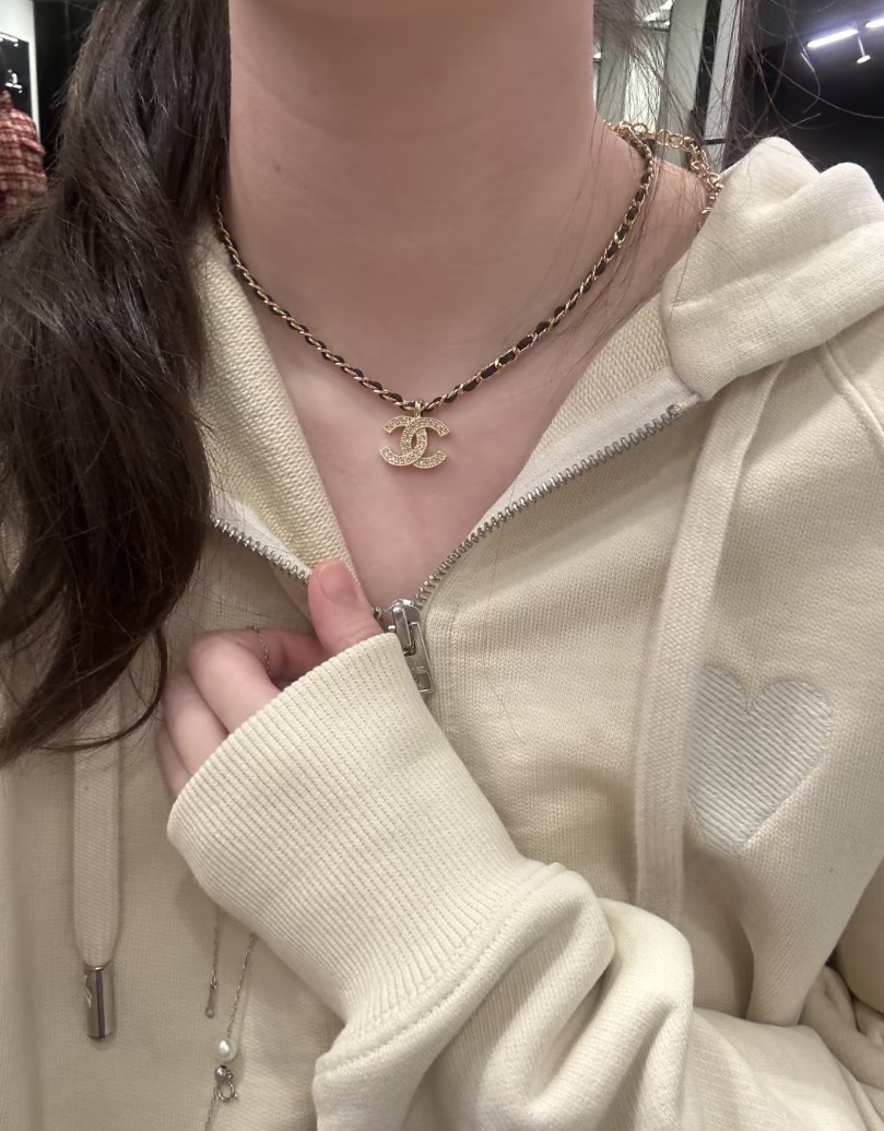 Chanel choker 浅金色皮穿链满钻双c短款项链 8