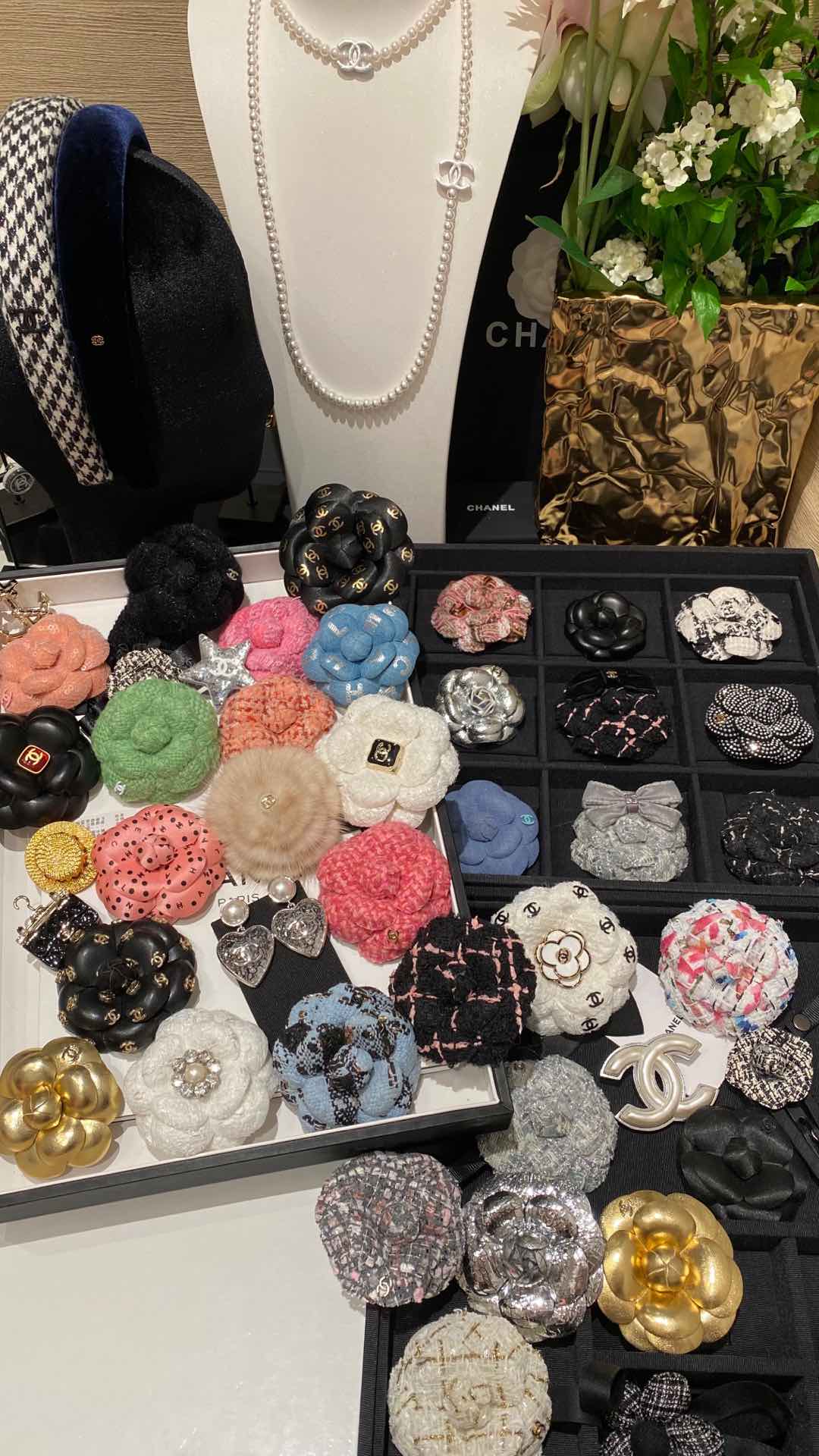 NO:631235,A collection of the most beautiful camellias. I understand the happiness of rich women. This box of small fragrant camellia brooches is really full of high-end feeling. It is so noble and beautiful!  Whoever wears it will look good in this series, whether it is worn alone or stacked with the basic double C brooch, it will look like gold. Comes with a regular box, z box 20, brooch, breastpin, Cardia high-end jewelry19860909最美山茶花合集 富婆的快乐我懂 这盒小香山茶花胸针真的是高级感满满 贵里贵气的真的太美丽！ 谁戴谁好看系列 无论是单独佩戴或者和基础款双c胸针做叠搭都千金感穿搭 配普盒 z盒20,,brooch，breastpin,卡迪亚高端饰品,Jewelry