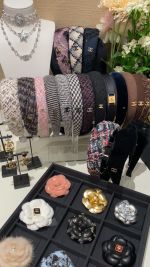 De gros Chanel Accessoires Pour Cheveux Bandeau 1 De gros
Chanel Accessoires Pour Cheveux Bandeau