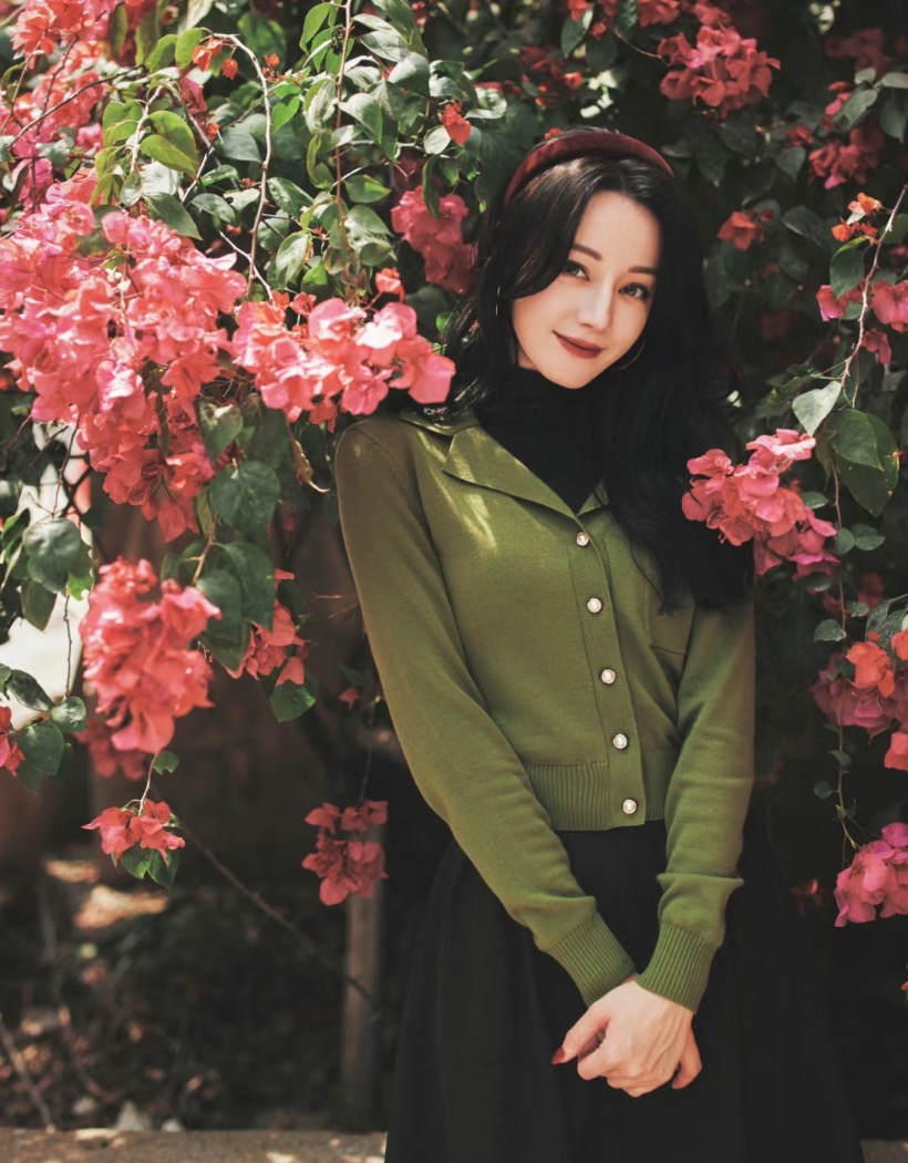 NO:720741,New product, the same style as Dilraba, retro red silk velvet black gold small double C headband, silk velvet fabric, delicate and soft texture, white upper body, retro and very high-end, festive and full of atmosphere, very suitable for matching clothes during the New Year and Spring Festival holidays, real silk, Cardia high-end accessories19860909新品 迪丽热巴同款 复古红色真丝丝绒黑金小双c发箍 真丝丝绒面料 肤感细腻柔软质感满满 上身显白复古又非常高级 喜庆又氛围感满满 好适合新年春节假期搭配衣服,,real silk,卡迪亚高端饰品,Jewelry