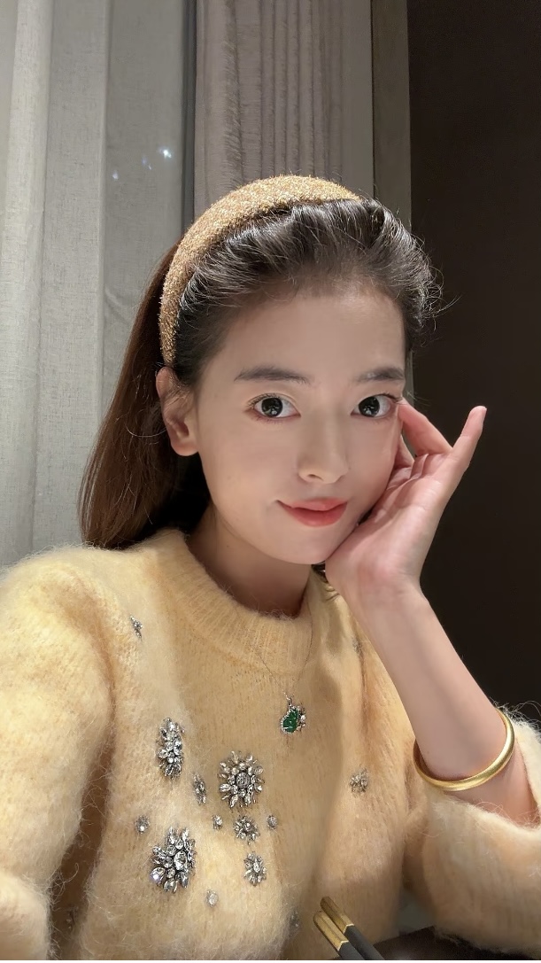 NO:631232,New product, real-wear and noble headbands, collection of real photos. Each one has its own beauty aura. Wearing it instantly enhances the overall temperament. Wearing it casually can give you a full sense of sophistication. Full marks recommended, Cardia high-end jewelry.19860909新品 实戴又显贵发箍 合集实拍 每一款都自带美颜光环 戴上瞬间提升整体气质 随便一戴就能收获满满精致感 满分推荐,,卡迪亚高端饰品,Jewelry