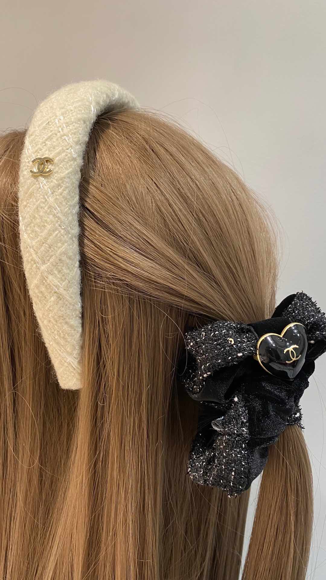 NO:631229,New product, milky white woolen light gold double C wide version headband. The color is really soft. The tweed texture is very high-end. The upper body makes you look like a wealthy daughter. It is so beautiful that you can feel noble during daily appointments or taking photos on the street. 88180, Cardia high-end jewelry19860909新品 奶白毛呢浅金色双c宽版发箍 这个颜色真的巨温柔 粗花呢编织纹理非常显高级 上身就是财阀千金即视感 美的不可方物 日常约会or出街拍照都贵气感满满 88180,,卡迪亚高端饰品,Jewelry