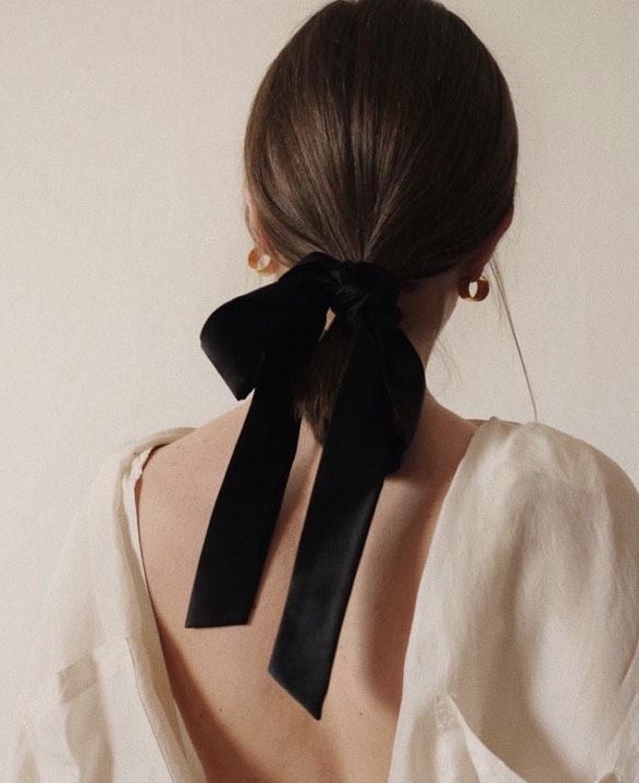 NO:631354,88180, new product, extra long black velvet black double C bow hairpin, real princess-like big bow, the upper body is very elegant and noble, whether you are attending a dinner party or going on a date to have a beautiful meal, you are too beautiful, hairpins, Cardia high-end jewelry1986090988180, 新品 超长黑丝绒黑色双c蝴蝶结发夹 真正的公主感大蝴蝶结 上身非常优雅贵气 无论是参加晚宴或者约会出漂亮饭都太太太美丽,,hairpins,卡迪亚高端饰品,Jewelry