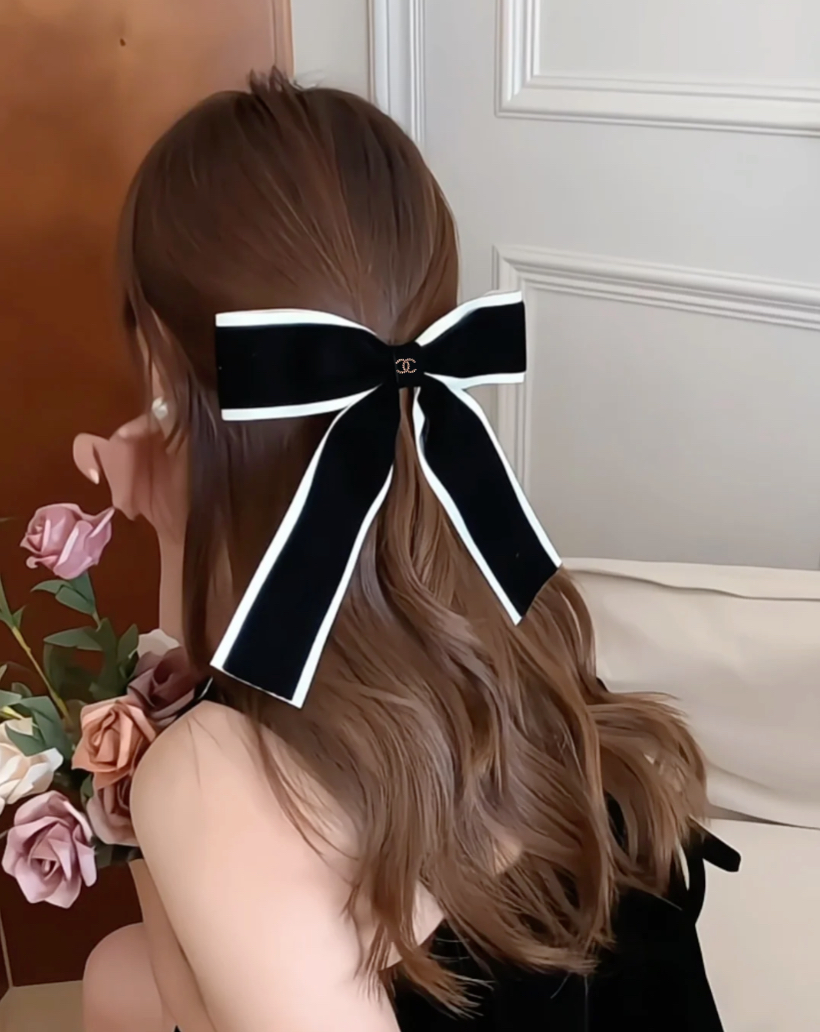 NO:631352,88180, new product, black velvet, white satin, golden double-C double-layer bow hairpin, real princess-like bow, the upper body is very elegant and noble, whether you are attending a dinner party or going on a date to have a beautiful meal, you are too beautiful, hairpins, Cardia high-end jewelry1986090988180, 新品 黑丝绒白色缎面金色双c双层蝴蝶结发夹 真正的公主感蝴蝶结 上身非常优雅贵气 无论是参加晚宴或者约会出漂亮饭都太太太美丽,,hairpins,卡迪亚高端饰品,Jewelry