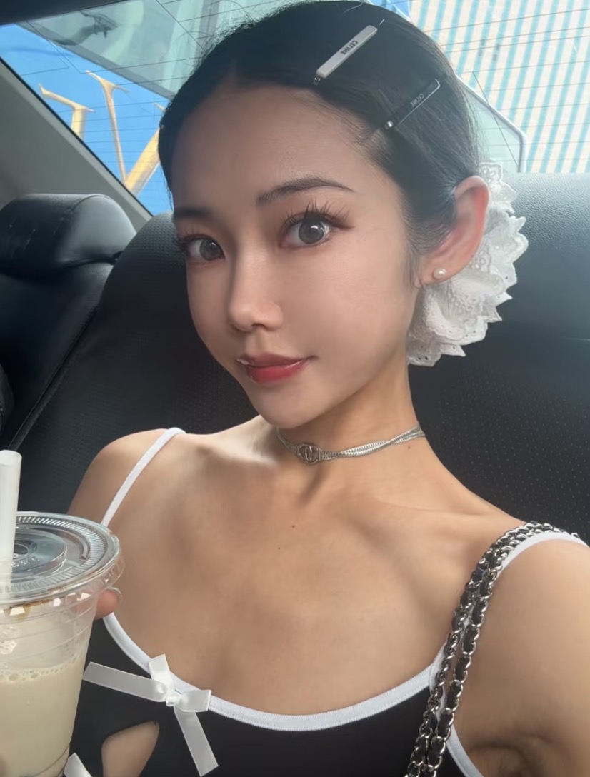 NO:104055,[New Product Sharing] Silver Double-layer Snake Bone Chain Double C Necklace. One side is smooth metallic and the other side is frosted matte. The metallic feel is very strong. It is matched with thin chains. Simple but very design. The upper body is fashionable and casual. Full score recommendation, Chanel necklace, chanel, necklace19860909【新品分享】  银色双层蛇骨链条双c颈链项链 一面是光滑金属感,另一面是磨砂雾面 金属感很强 搭配细细的链条 简简单单却非常有设计感 上身时髦洋气又随性 满分推荐,香奈儿项链,chanel,necklace,Jewelry