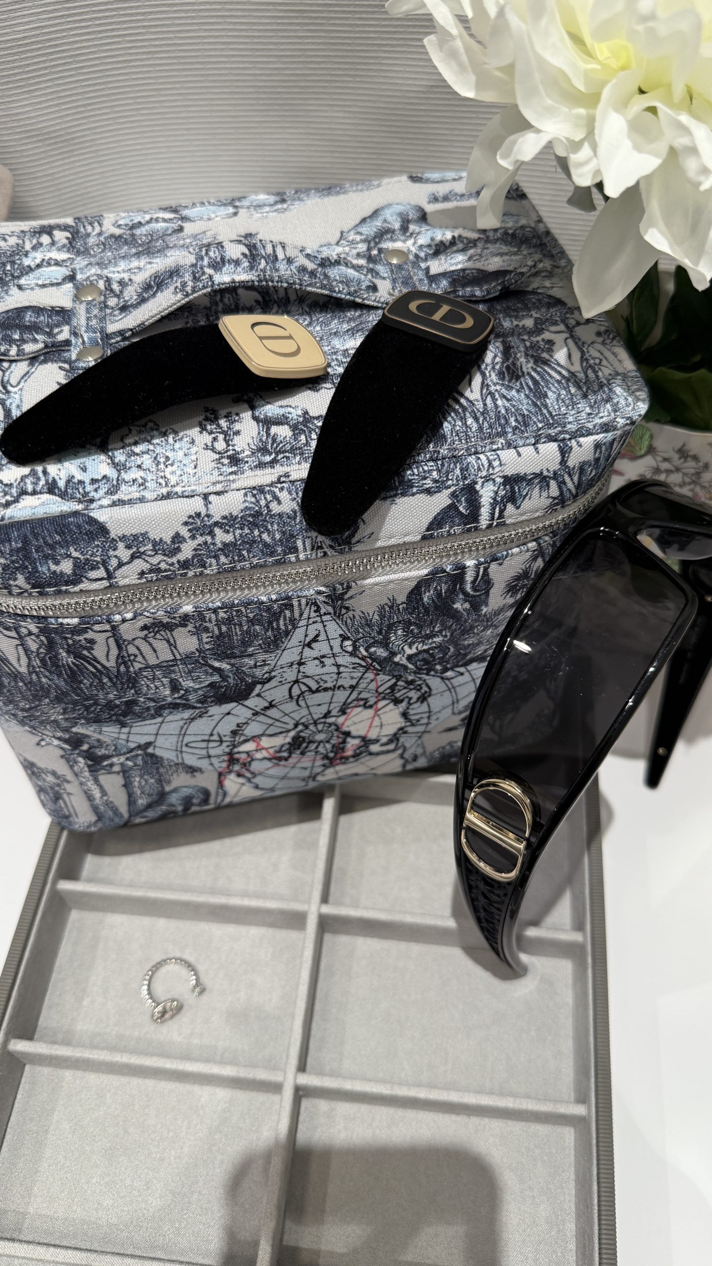 NO:631977,Enamel black velvet gold hairpin, BB clip, square CD enamel with black velvet, one milk tea color and one black, practical for daily wear without losing luxury and nobility, full of texture, whether embellishment in the hair or as an accessory, it can instantly enhance the overall momentum, 88160,, hairpins, Cardia high-end jewelry19860909珐琅黑丝绒金色发夹 BB夹 方块CD珐琅搭配黑丝绒 一只奶茶色一只黑色 日常实戴又不失奢华贵气 质感十足 无论是点缀于发间还是作为配饰 都能瞬间提升整体气势 ,88160,,hairpins,卡迪亚高端饰品,Jewelry