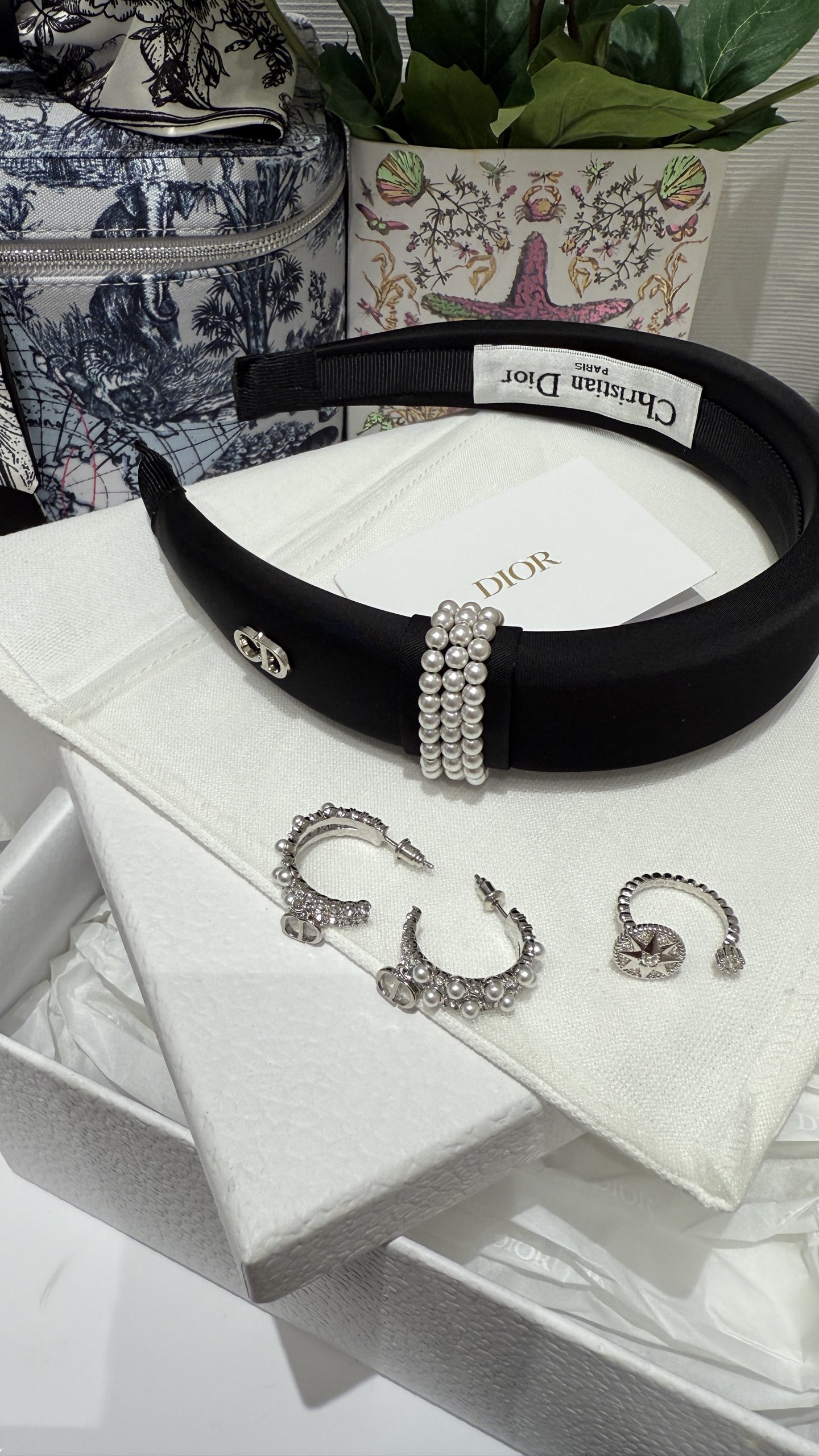 NO:632317,Pearl satin ribbon stretch cotton silver CD letter headband. Three-layer pearl ring silver CD design on the side. Full of aristocratic touch. Simple yet elegant. It is beautiful whether it is worn for daily wear or on a dinner date. 88180,,Cardia high-end jewelry19860909珍珠缎带弹力棉银色CD字母发箍 侧面三层珍珠绕环银色CD设计 名媛千金感十足 简约中带着优雅气质 无论是日常搭配or晚宴约会戴都很美 88180,,卡迪亚高端饰品,Jewelry