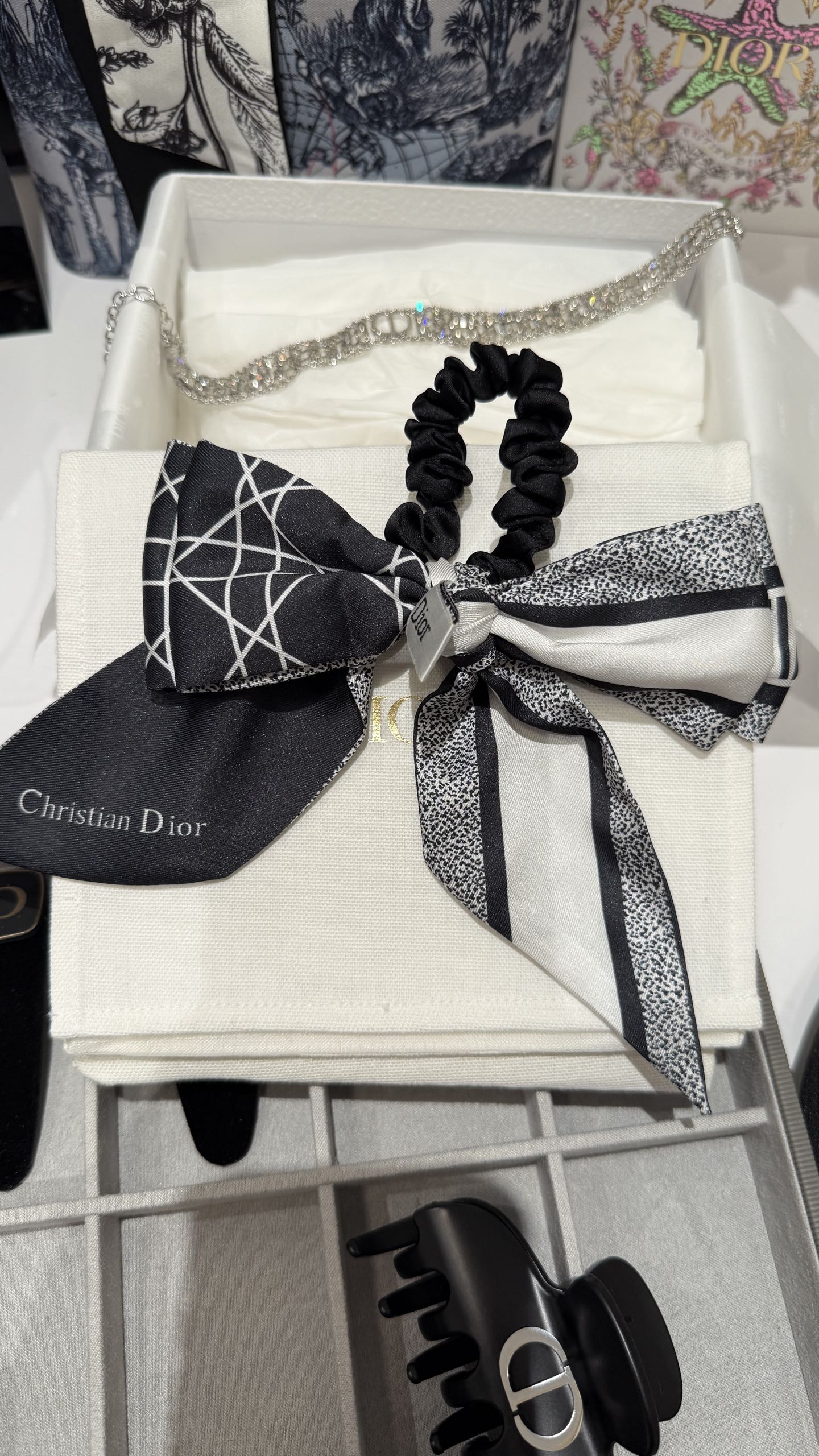 NO:633109,Ribbon cannage pattern double-sided pattern letter bow hair tie. Classic cannage pattern double-sided pattern. Full of ladylike feeling. Whether worn on the hand or as a headband, it is very retro and high-end. 88160,,Cardia high-end jewelry19860909丝带藤格纹双面图案字母蝴蝶结发圈 经典藤格纹字母双面图案 名媛感满满 无论是戴在手上或当头绳都非常复古高级 88160,,卡迪亚高端饰品,Jewelry