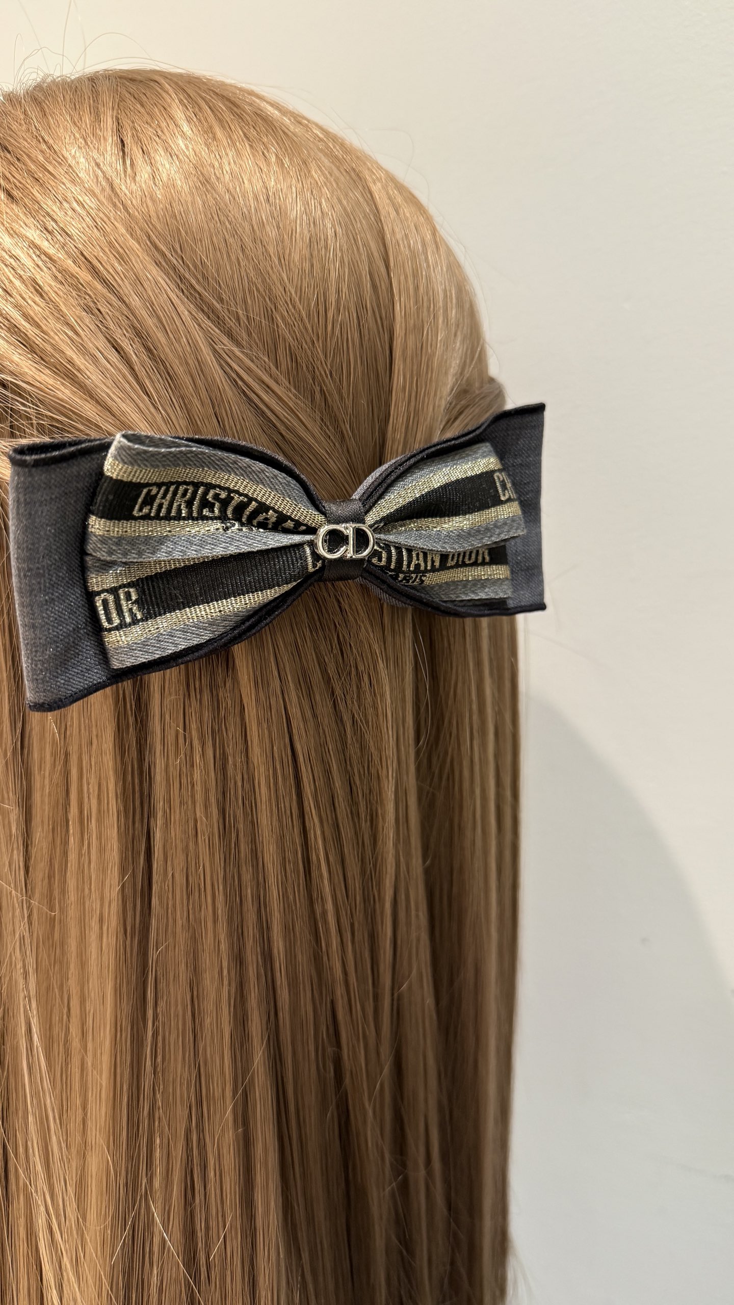 NO:631979,Black and gold ribbon suit, gray fabric, double-layered bow, silver CD letter hairpin, high-end suit gray with gold lettering, a rich family's daughter's visual sense, very age-reducing and temperament, versatile style all year round, upper body modification, head shape, visual effect is full 88160,, business suit, hairpins, Cardia high-end jewelry19860909黑金色飘带西装灰面料双层蝴蝶结银色CD字母发夹 高级西装灰搭配金线字母 富家千金即视感 非常减龄显气质 一年四季百搭款 上身修饰头型视觉效果显饱满 88160,,business suit,hairpins,卡迪亚高端饰品,Jewelry