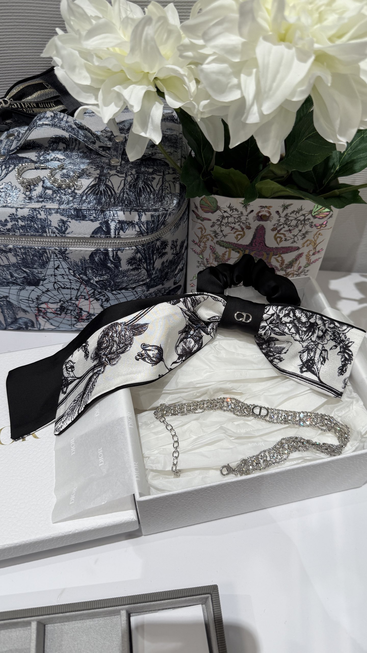 NO:631981,Ink Peony Printed Satin Streamer CD Letters Oversized Double-layered Bow Hair Tie Ink Peony Ribbon x Oversized Single-sided Double-layered Bow Design Easily Creates an Elegant and Sophisticated Atmosphere to Make You Stand Out from the Crowd High-end Retro and Fairy-like ~ Beautiful to Wear Everyday or Take Photos 88170, Cardia High-End Jewelry19860909水墨牡丹印花缎面飘带CD字母超大双层蝴蝶结发圈 水墨牡丹丝带x超大号单边双层蝴蝶结设计 轻松打造出优雅精致气息 让你在人群中脱颖而出 高级复古且仙气飘飘～日常佩戴or拍照都很美 88170,,卡迪亚高端饰品,Jewelry