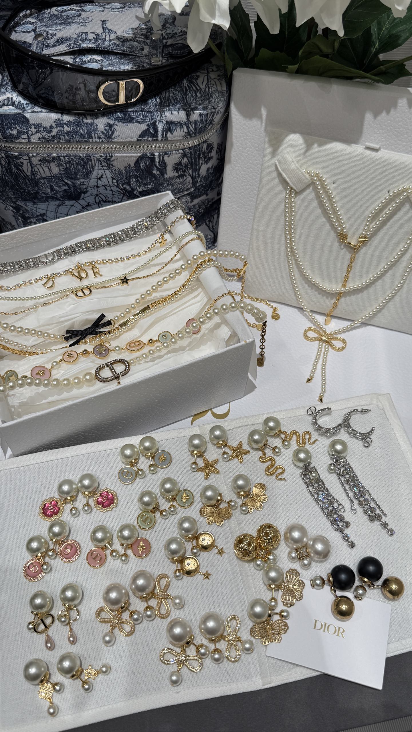 NO:631827,The most comprehensive collection of real photos of jewelry. Necklaces, chokers, small earrings, long tassel earrings. Wearing them will instantly make you feel like a wealthy lady. Satisfy your daily or banquet wear. Five-star recommendation, earrings, necklace, Cartier high-end jewelry19860909最全首饰合集实拍 项链颈链choker、小耳钉、流苏长款耳环 戴上名媛千金贵气感立现 满足你一切日常or宴会佩戴 五颗星推荐,,earrings,necklace,卡迪亚高端饰品,Jewelry