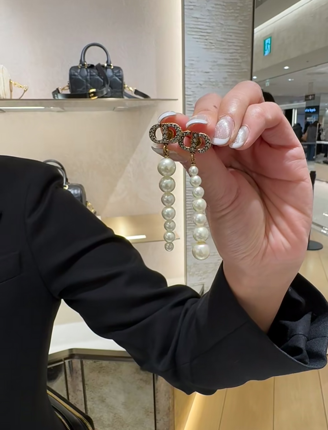 NO:631803,[New Product Sharing] 88160 Bronze Gold CD Full Diamond Letter Size Pearl Long Earrings. The pearls are arranged one from small to large and one from large to small. The pearls are asymmetrical. They have a sense of design and are full of creativity. The upper body effect is both casual, retro and beautiful. Whether it is paired with a suit, long skirt or T-shirt and jeans, it is versatile, skirts, jeans, tees, T-shirts, earrings, Cardia high-end jewelry19860909【新品分享】88160 款古铜金色CD满钻字母大小珍珠长款耳环 珍珠排列一只从小到大、一只从大到小不对称 非常有设计感 创意满满 上身效果既休闲复古又富有美感 无论搭配套装长裙orT恤牛仔裤都很百搭,,skirts,jeans,tees，t-shirt,earrings,卡迪亚高端饰品,Jewelry