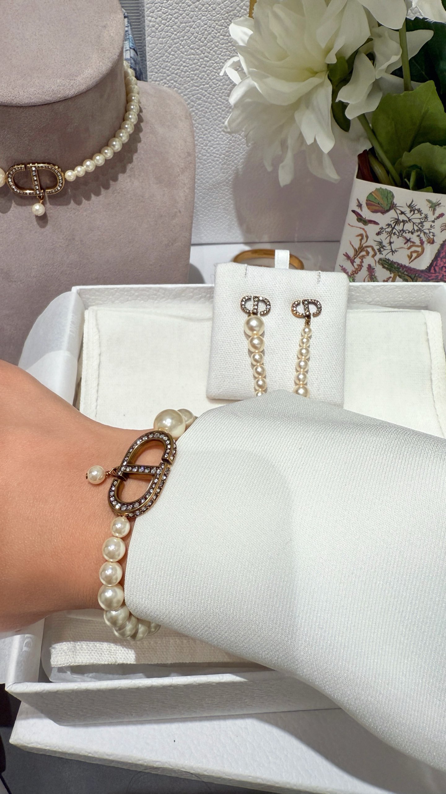 NO:631806,[New product sharing] 88160 large and small pearl bronze gold CD full diamond letter bead bracelet. Three-dimensional full diamond bronze gold CD bead beads are arranged in a gradient design from large to small. Full of creativity. It is casual, retro and full of beauty when worn on the hand. It is versatile whether it is paired with a suit or T-shirt and jeans, jeans, tees, t-shirt, bracelet, Cardia high-end jewelry.19860909【新品分享】88160 大小珍珠古铜金色CD满钻字母吊珠手链 立体满钻古铜金CD吊珠从大到小渐变排列珍珠设计 创意满满 上手佩戴既休闲复古又富有美感 无论搭配套装orT恤牛仔裤都很百搭,,jeans,tees，t-shirt,bracelet,卡迪亚高端饰品,Jewelry