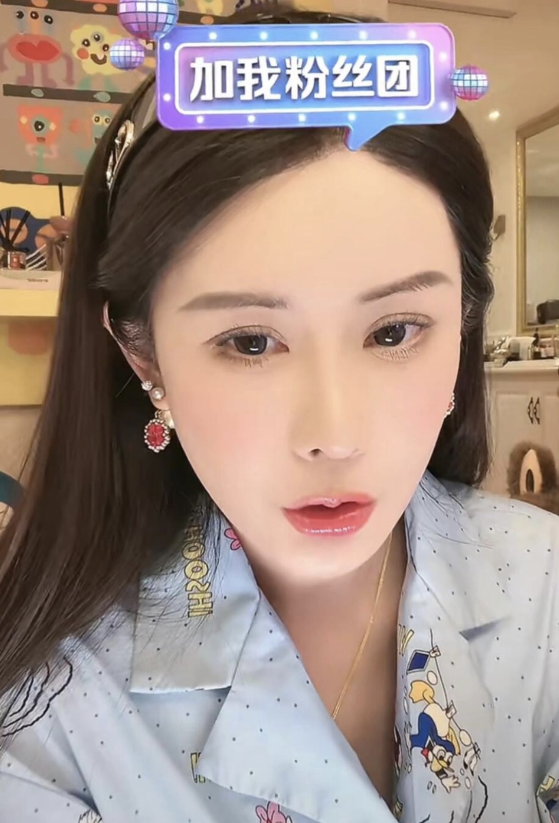 NO:360443,[New Product Sharing] Candy Powder Glass Four-Leaf Crop Twin Pearl CD Letter Gold Earrings The same style of Wei Xue Dopamine Candy Color Lucky Four-Leaf Crop Glass Pendant x Outer Ring Xiaomi Bead Design The upper body is sweet and cute and looks very expensive, Dior earrings, dior, earrings19860909【新品分享】  糖果粉琉璃四叶草双生珍珠CD字母金色耳环 韦雪同款 多巴胺糖果色系 幸运四叶草琉璃吊坠x外圈小米珠设计 上身甜美可爱又显得非常贵里贵气,Dior耳钉,dior,earrings,Jewelry