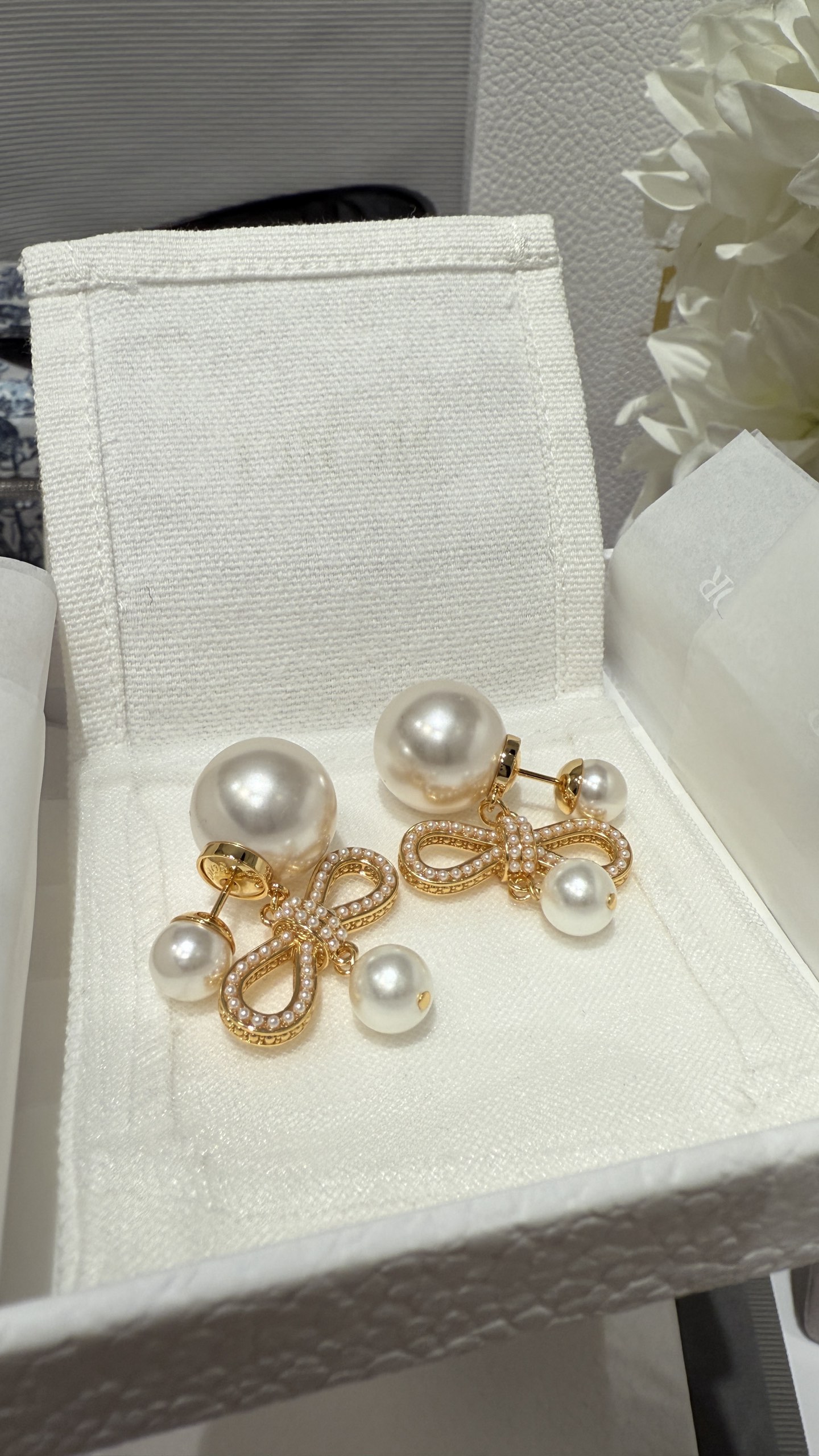 NO:631821,New product, bow-knot twin pearls inlaid with millet beads gold earrings, classic double-ball pearl x all-over pearl bow design, very elegant when worn, sweet and noble, full of gold feeling, perfect for daily or date wear, 88180,,earrings,Cardia high-end jewelry19860909新品 蝴蝶结双生珍珠镶嵌小米珠金色耳环 经典双球珍珠x满铺珍珠蝴蝶结设计 戴上非常显气质 甜美又贵气 千金感十足 无论日常or约会佩戴都非常出色,88180,,earrings,卡迪亚高端饰品,Jewelry