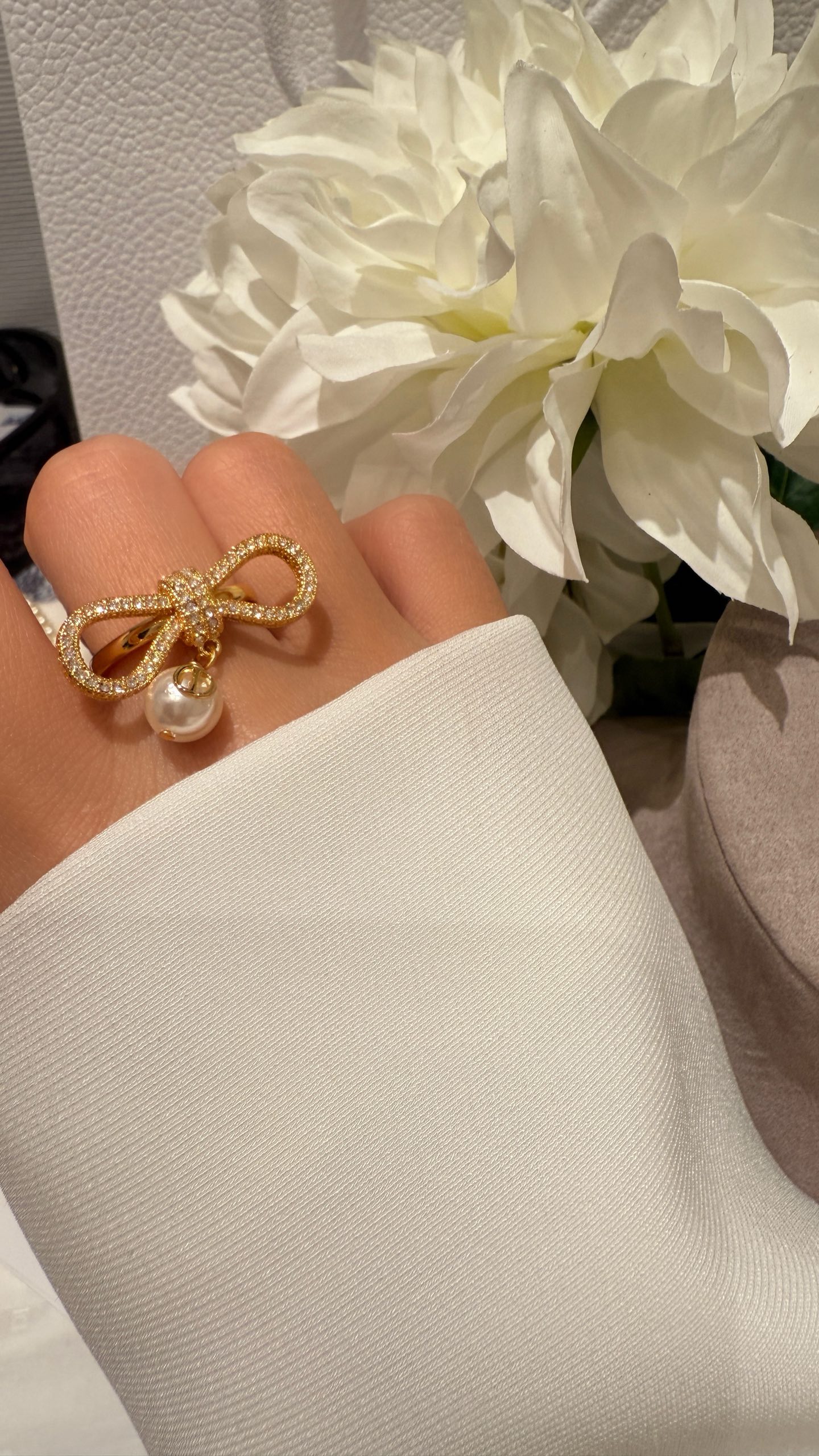 NO:631815,New product, full-diamond bow-knot pearl CD letter gold ring. Bow-knot full of crystal diamonds x hanging CD pearl pendant design. Wear it and instantly transform into a little fairy. Your fingers exude nobility and high-end. It is excellent whether worn daily or on a date. 88160, ring, Cardia high-end jewelry19860909新品 满钻蝴蝶结珍珠CD字母金色戒指 镶满晶钻的蝴蝶结x悬挂CD珍珠吊坠设计 戴上瞬间秒变小仙女 指间散发着贵气与高级 无论日常or约会佩戴都非常出色,88160,,ring,卡迪亚高端饰品,Jewelry