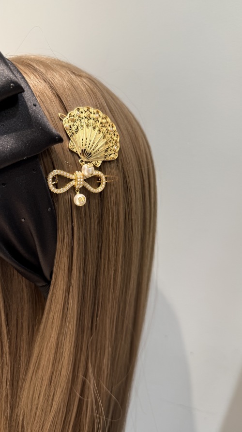 Dior Gold Embossed Scallop Pearl CD Hair Clip - Dreamy Ocean Series 1 Dior Gold Embossed Scallop Pearl CD Hair Clip - Dreamy Ocean Series