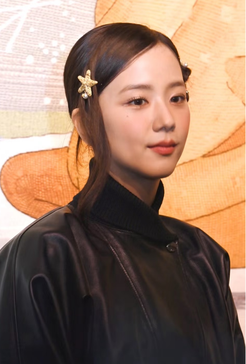 NO:631809,[New Product Recommendation] 88150 Golden embossed hollow carved starfish pearl CD letter hairpin side clip Jisoo Kim Ji-soo's same dreamy ocean series The upper body is full of fairy spirit. It is cute and retro and elegant. The golden embossed crochet flower is full of details, whether it is tidying up small hair or doing daily matching, it is rich in gold, hairpins, Cardia high-end jewelry19860909【新品推荐】88150 金色浮雕镂空雕花海星珍珠CD字母发夹 边夹 Jisoo金智秀同款梦幻海洋系列 上身仙气十足 可可爱爱又复古贵气 金色浮雕钩花细节满满 无论是整理小碎发or做日常搭配都富有千金感,,hairpins,卡迪亚高端饰品,Jewelry