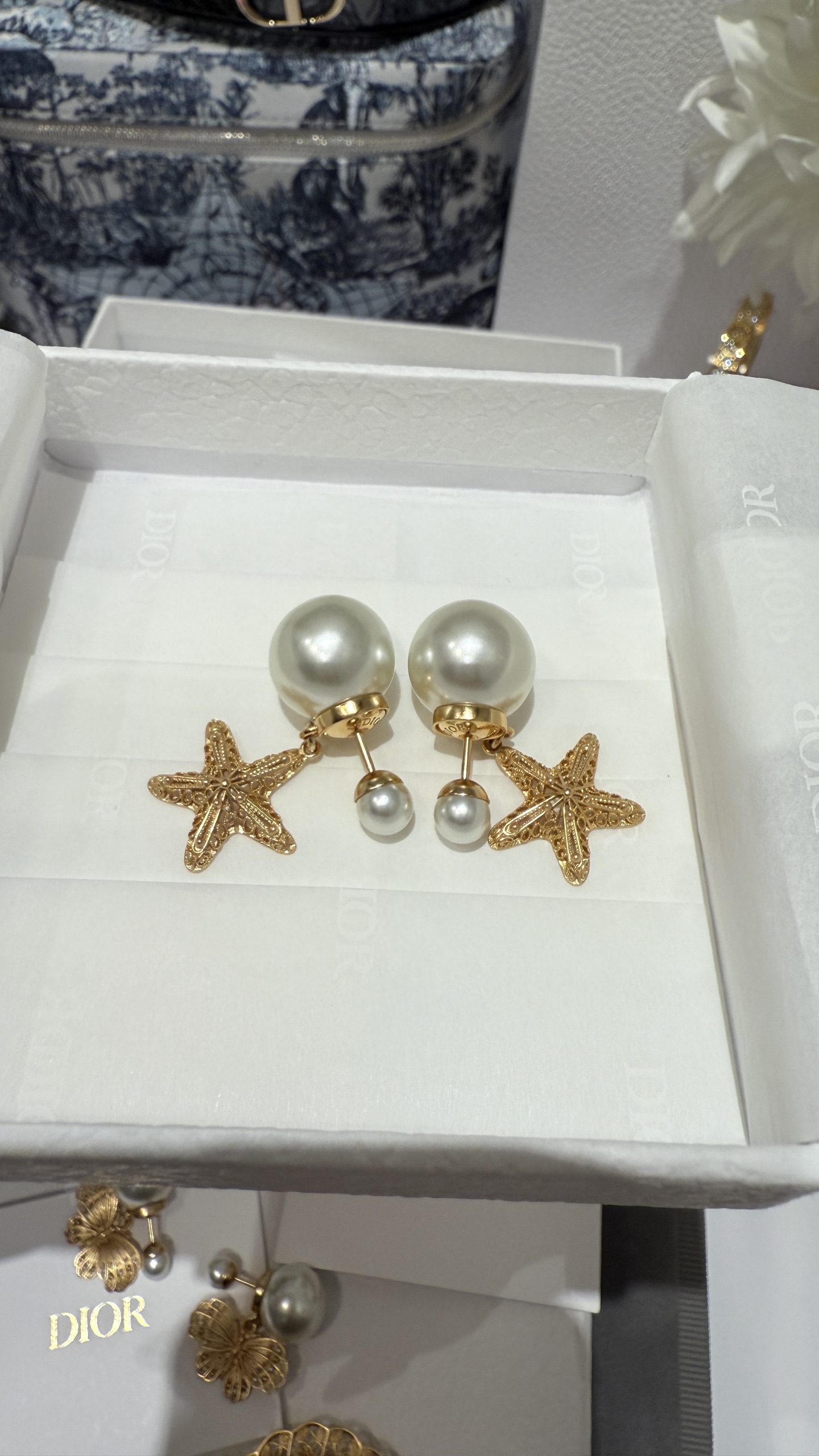NO:631826,[New Product Recommendation] 88160 Golden Embossed Starfish Twin Pearl Earrings, Dream Ocean Series, The upper body is full of fairy spirit. Cute and retro, the golden embossed crochet flower details are full of details. It is full of gold for daily matching or date and travel wear. earrings, Cardia high-end jewelry19860909【新品推荐】88160  金色浮雕海星双生珍珠耳环 梦幻海洋系列 上身仙气十足 可可爱爱又复古贵气 金色浮雕钩花细节满满 日常搭配or约会出游佩戴都富有千金感,,earrings,卡迪亚高端饰品,Jewelry