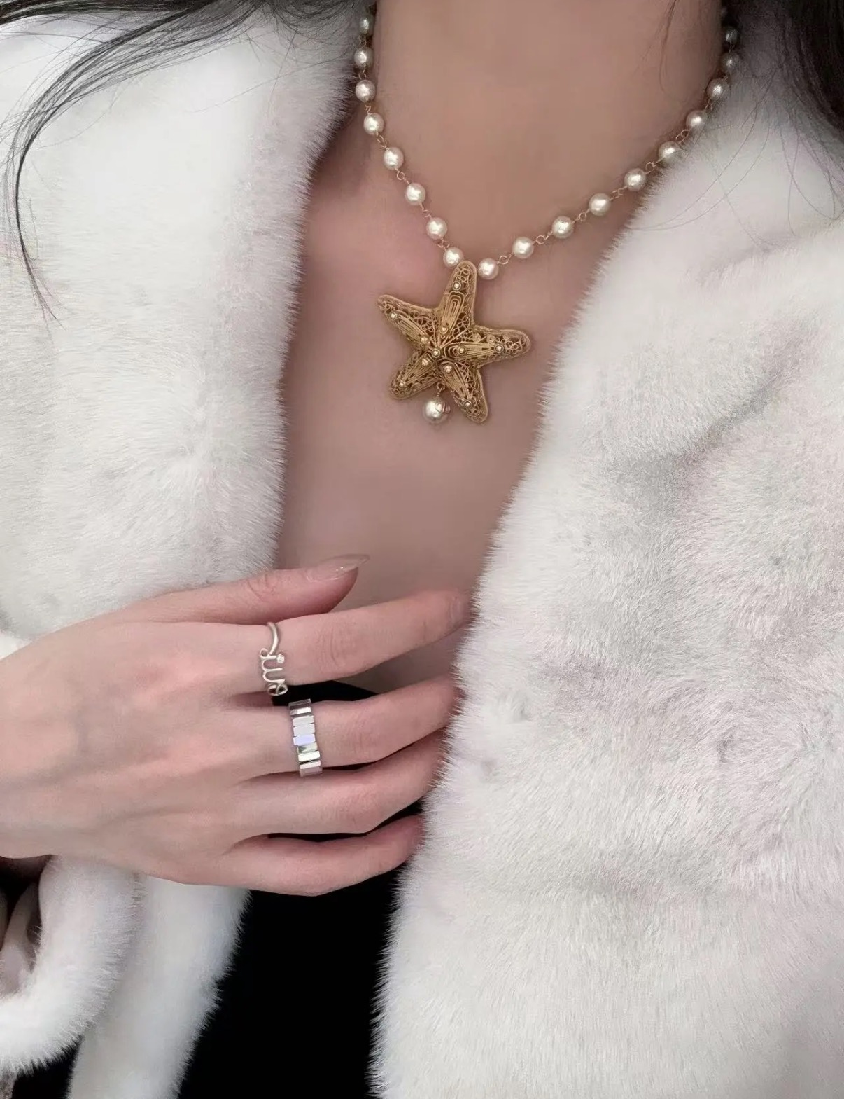 NO:631820,[New Product Recommendation] 88200 Golden embossed hollow carved starfish CD letter pearl short necklace Dream Ocean Series The upper body is full of fairy spirit. Cute and retro noble. The gold embossed crochet flower is full of details. It is full of gold for a date, travel or daily matching. Necklace, Cartier high-end jewelry19860909【新品推荐】88200 金色浮雕镂空雕花海星CD字母珍珠短款项链 梦幻海洋系列 上身仙气十足 可可爱爱又复古贵气 金色浮雕钩花细节满满 约会出游or做日常搭配都富有千金感,,necklace,卡迪亚高端饰品,Jewelry