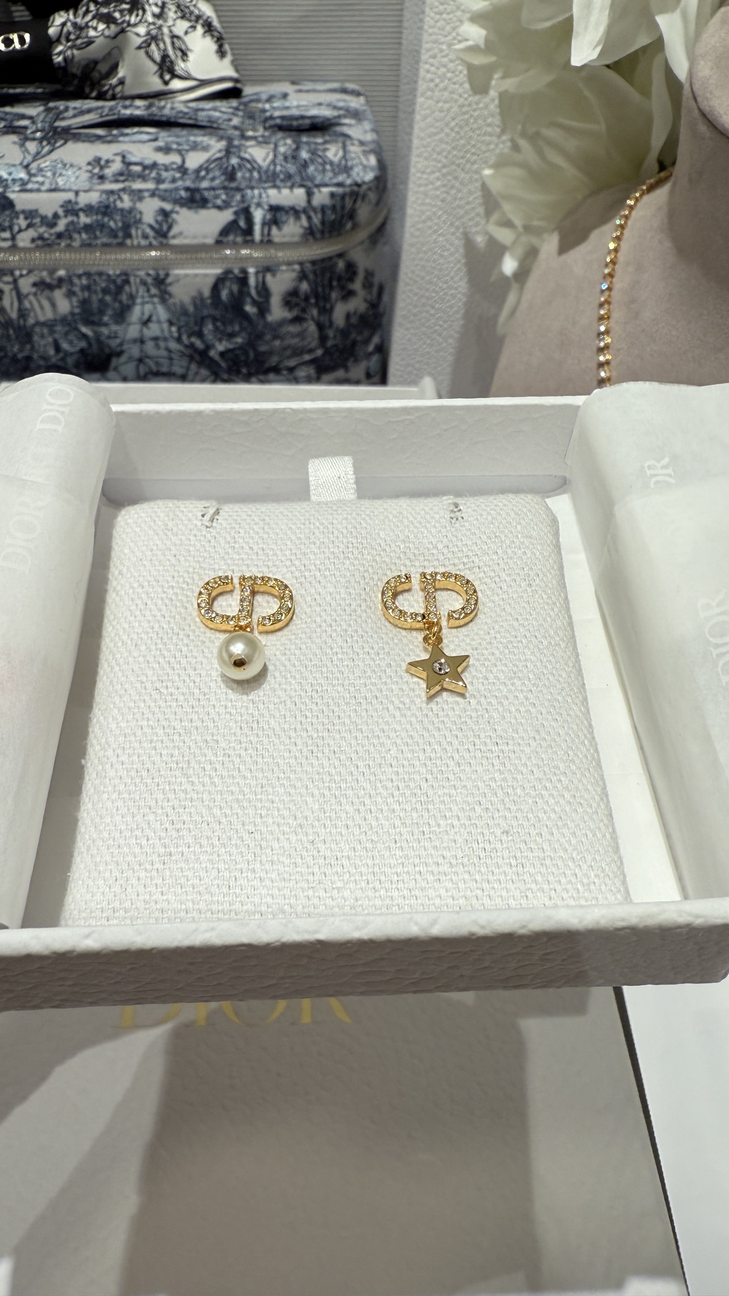 NO:360454,Golden full diamond CD letters pearl star ab earrings full diamond CD one hanging pearl and one hanging five-pointed star full design sense, exquisite and expensive upper body effect, daily matching or date dinner are all the focus, Dior earrings, dior, earrings19860909金色满钻CD字母珍珠星星ab款耳环 满钻CD一只悬挂珍珠、一只悬挂五角星 设计感满满 上身效果精致又贵气 日常搭配or约会晚宴都是聚焦点,Dior耳钉,dior,earrings,Jewelry