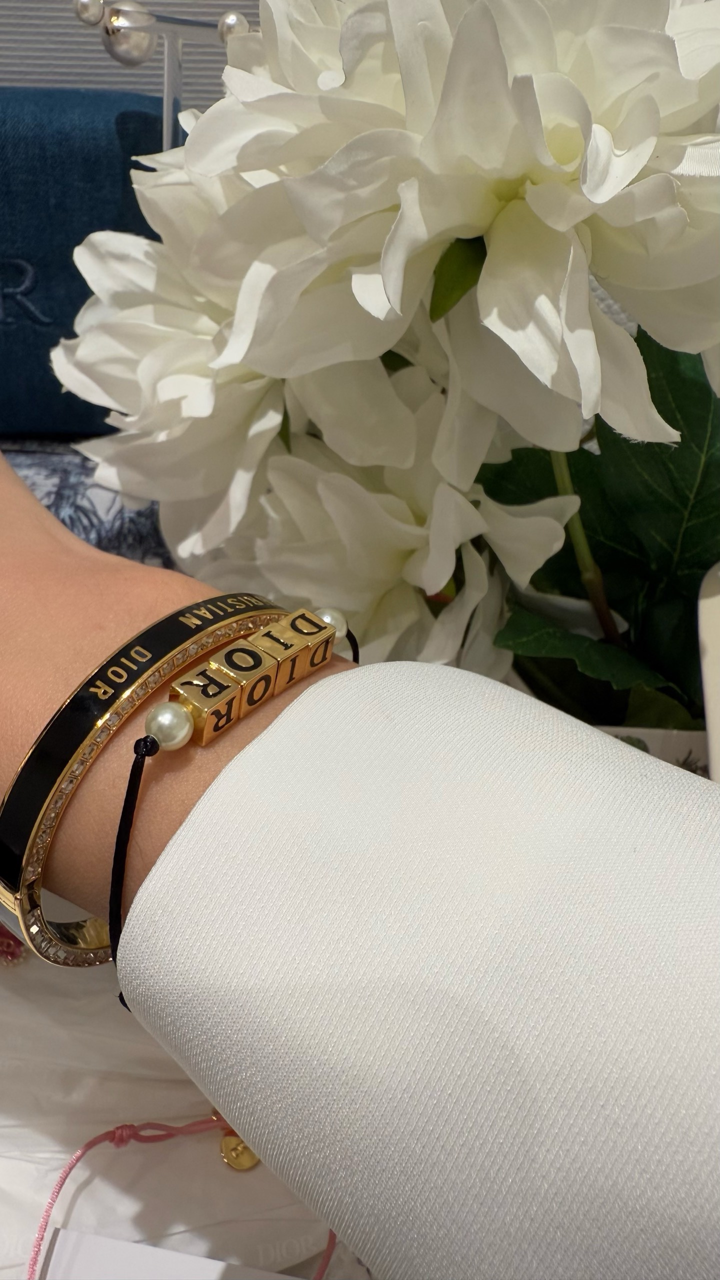 NO:632551,88180 [New product recommendation] - New product Black gold three-dimensional square black enamel letter pearls and black rope bracelet Three-dimensional gold letter square x black cotton rope design embellished with Swarovski pearls on both sides Simple, high-end, versatile and eye-catching It is very fashionable to wear alone or stacked with other bracelets, bracelet, Cartier high-end jewelry1986090988180【新品推荐】  - 新品 黑金立体方块黑珐琅字母珍珠黑绳手链 立体金色字母小方块x黑色棉绳设计 双侧点缀施华洛珍珠 简洁高级又百搭耐看 单独佩戴or叠搭其他手环都非常时髦,,bracelet,卡迪亚高端饰品,Jewelry