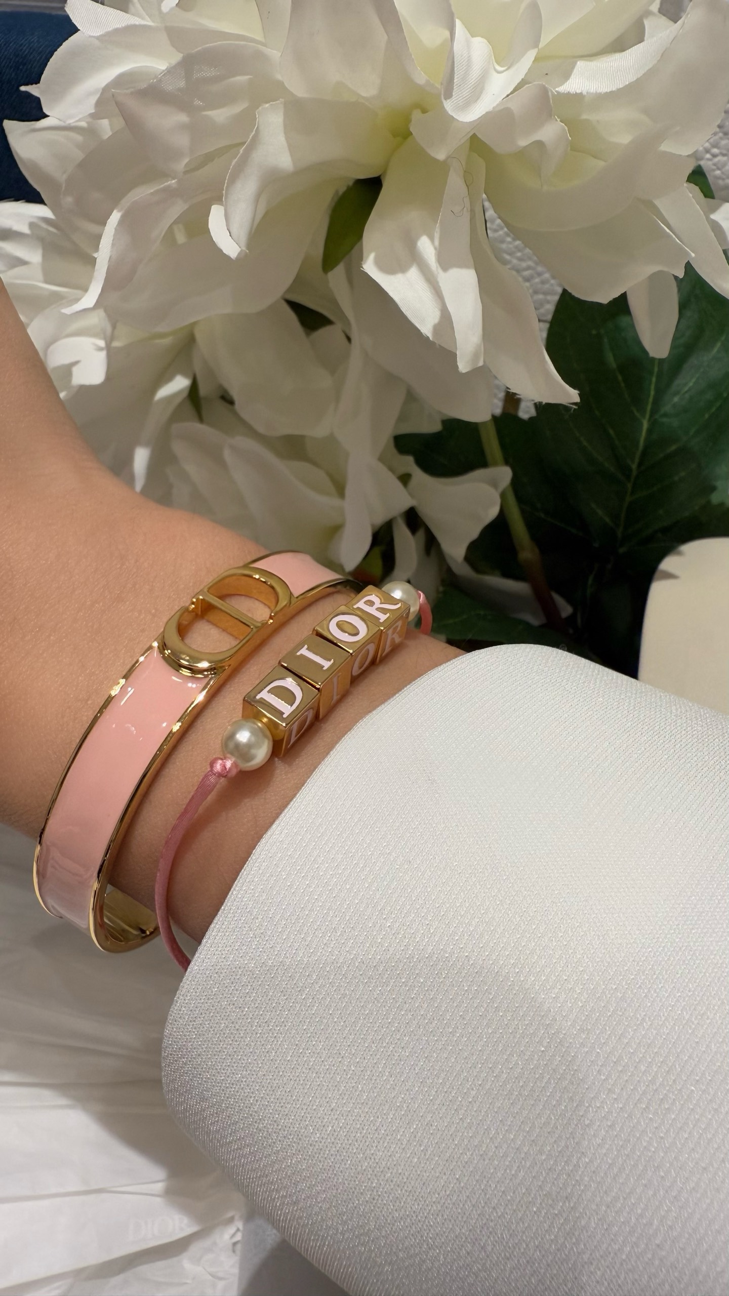 NO:632568,88180 [New Product Recommendation] - New product, three-dimensional small square pink enamel letter pearls and cherry blossom pink bracelet. Three-dimensional small gold letter square x cherry blossom pink cotton rope design. Dotted with Swarovski pearls on both sides. Gentle, sweet and full of girly heart. Wearing it makes you feel like a fairy. Can be used as a couple bracelet, parent-child bracelet, best friend bracelet~,,bracelet, Cartier high-end jewelry1986090988180【新品推荐】 - 新品 立体小方块粉色珐琅字母珍珠樱花粉手链 立体金色字母小方块x樱花粉棉绳设计 双侧点缀施华洛珍珠 温柔甜美且少女心满满 戴上就是仙女本仙 可做情侣手绳、亲子手绳、闺蜜手绳～,,bracelet,卡迪亚高端饰品,Jewelry