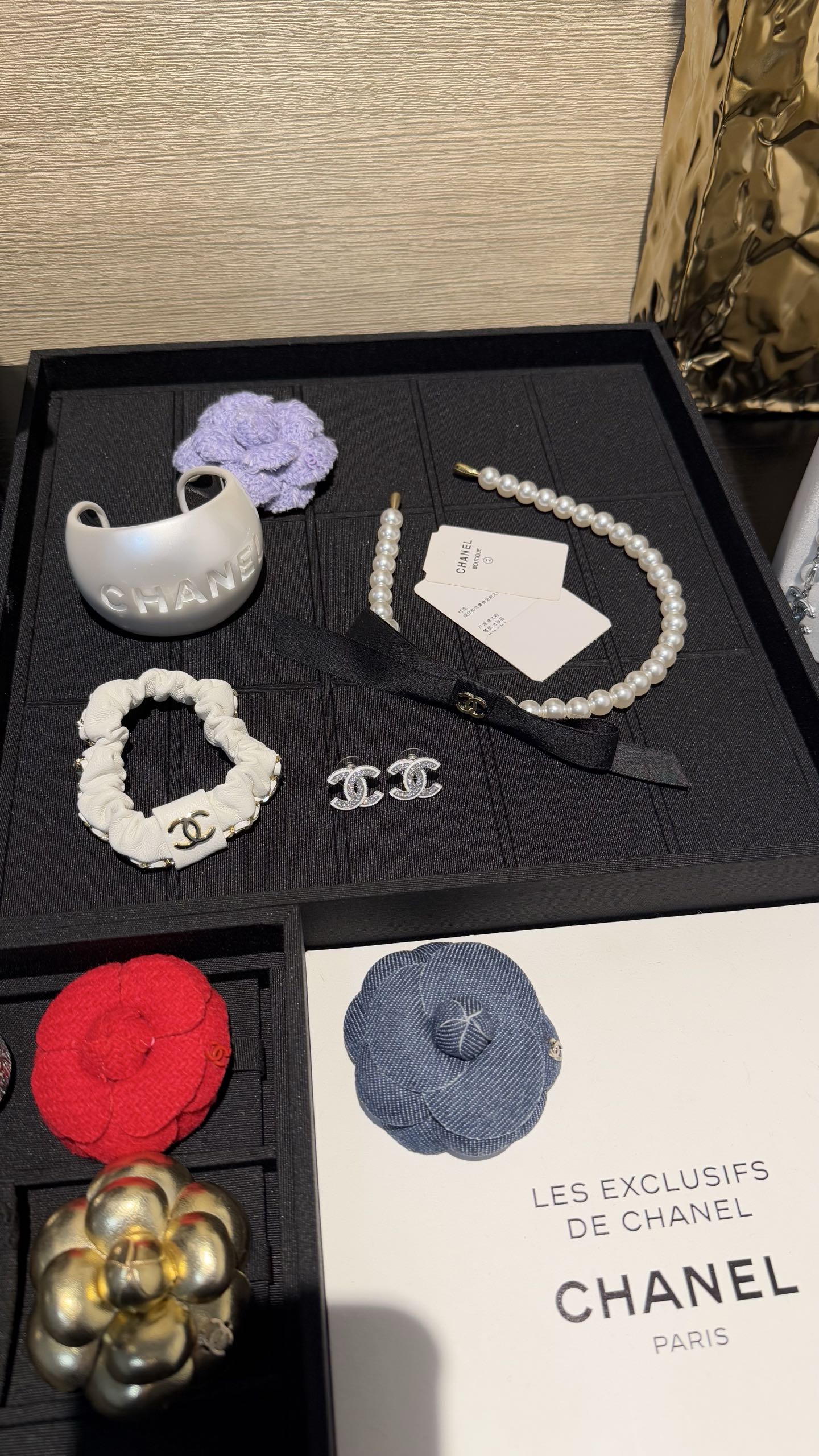 NO:632348,Gold double-C pearl headband with black ribbon bow. A whole row of white pearls + black ribbon bow design. Suitable for daily life and a bit like a lady. It is comfortable and light to wear without losing texture. A beautiful item with full marks. 88200, Cardia high-end jewelry19860909黑织带蝴蝶结金色双c珍珠发箍 整排白珍珠+黑色织带蝴蝶结设计 适合日常又有点名媛千金感 佩戴舒适轻盈且不失质感 满分的漂亮单品 88200,,卡迪亚高端饰品,Jewelry