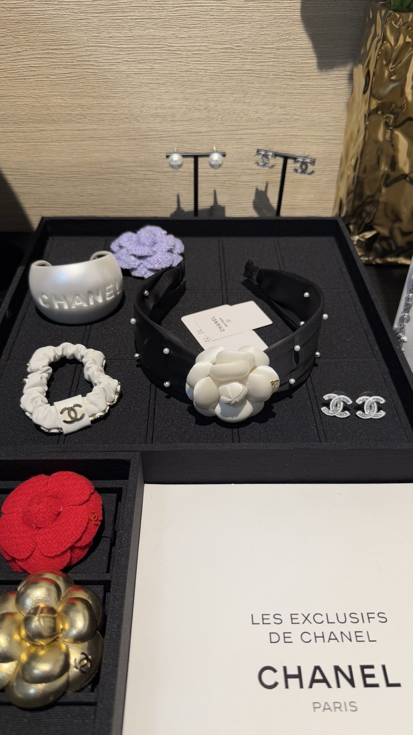 NO:632345,Black fabric polka dot small pearl camellia gold double C wide version headband, three-dimensional white camellia, with black background hand-sewn small pearl design, full of socialite sense, the upper body increases the top of the head and is full of beauty, a must-have for fashionable sisters 88230, Cardia high-end jewelry19860909黑色布艺波点小珍珠山茶花金色双c宽版发箍 立体白色山茶花 搭配黑底手工缝制小颗珍珠设计 名媛千金感满满 上身增高颅顶且富有美感 时髦姐妹必备 88230,,卡迪亚高端饰品,Jewelry