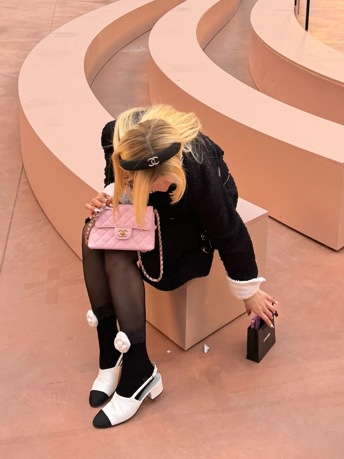 NO:632351,Black satin sponge silver double C letter headband, pure black high elastic sponge basic frame + classic silver double C logo, simple and high-end, showing your temperament, celebrity red carpet catwalk style 88160, Cardia high-end jewelry19860909黑色缎面海绵银色双c字母发箍 纯黑高弹海绵基础框+经典银色双c logo 简简单单又高级显气质 明星达人红毯走秀款 88160,,卡迪亚高端饰品,Jewelry