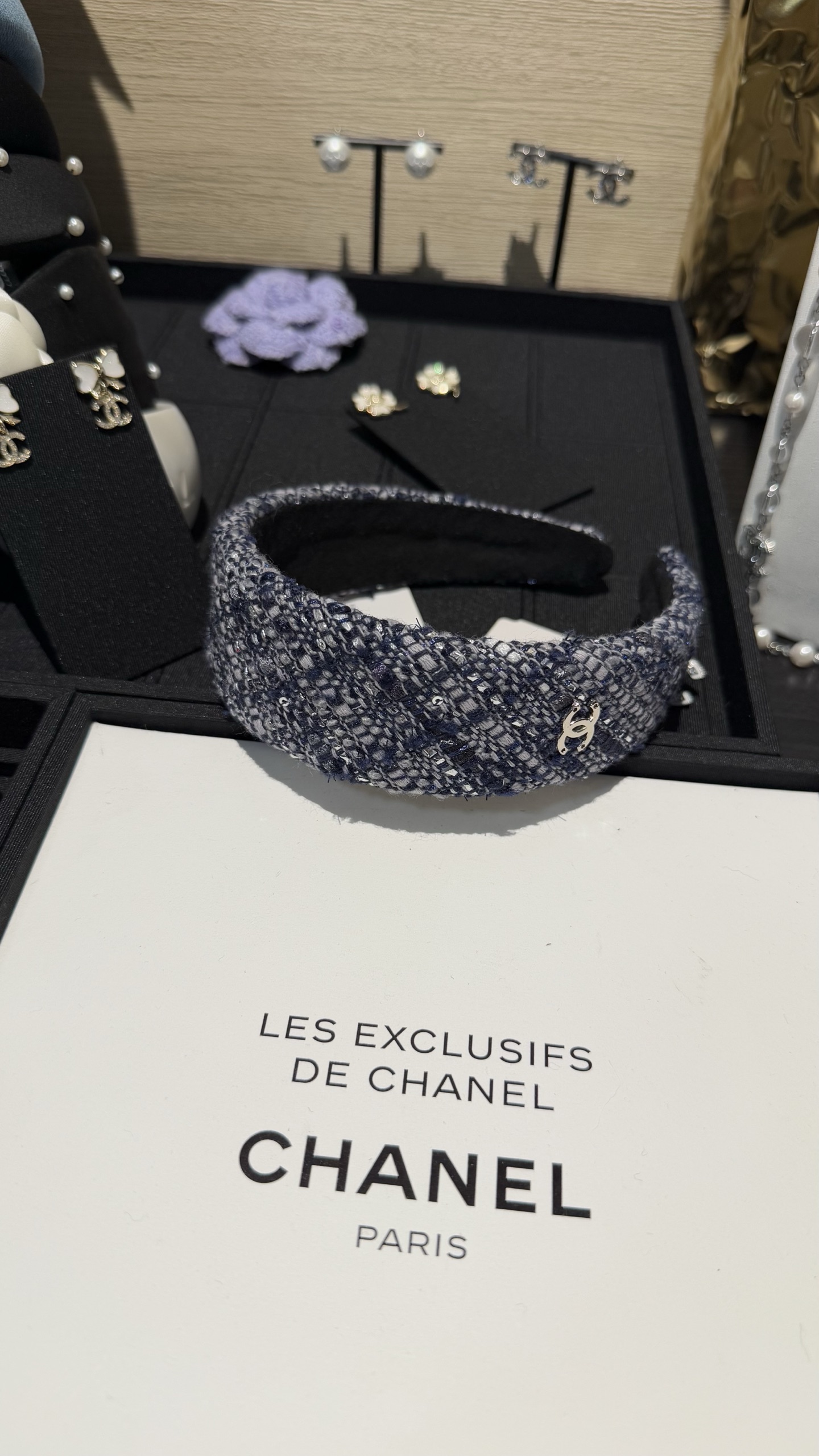 NO:632299,25 new products Gradient blue tweed braided silver double C wide version headband. Dark and light blue interweaving. The texture is high-end, exquisite and unique. It is even more eye-catching with the silver double C logo. Wearing it will make you look noble and cool. 88180, Cardia high-end jewelry1986090925新品 渐变蓝色粗花呢编织银色双c宽版发箍 深浅蓝色交织 纹理高级精致又独特 搭配银色双c logo 更是让人眼前一亮 戴上就是妥妥的贵气清冷感大美人 88180,,卡迪亚高端饰品,Jewelry