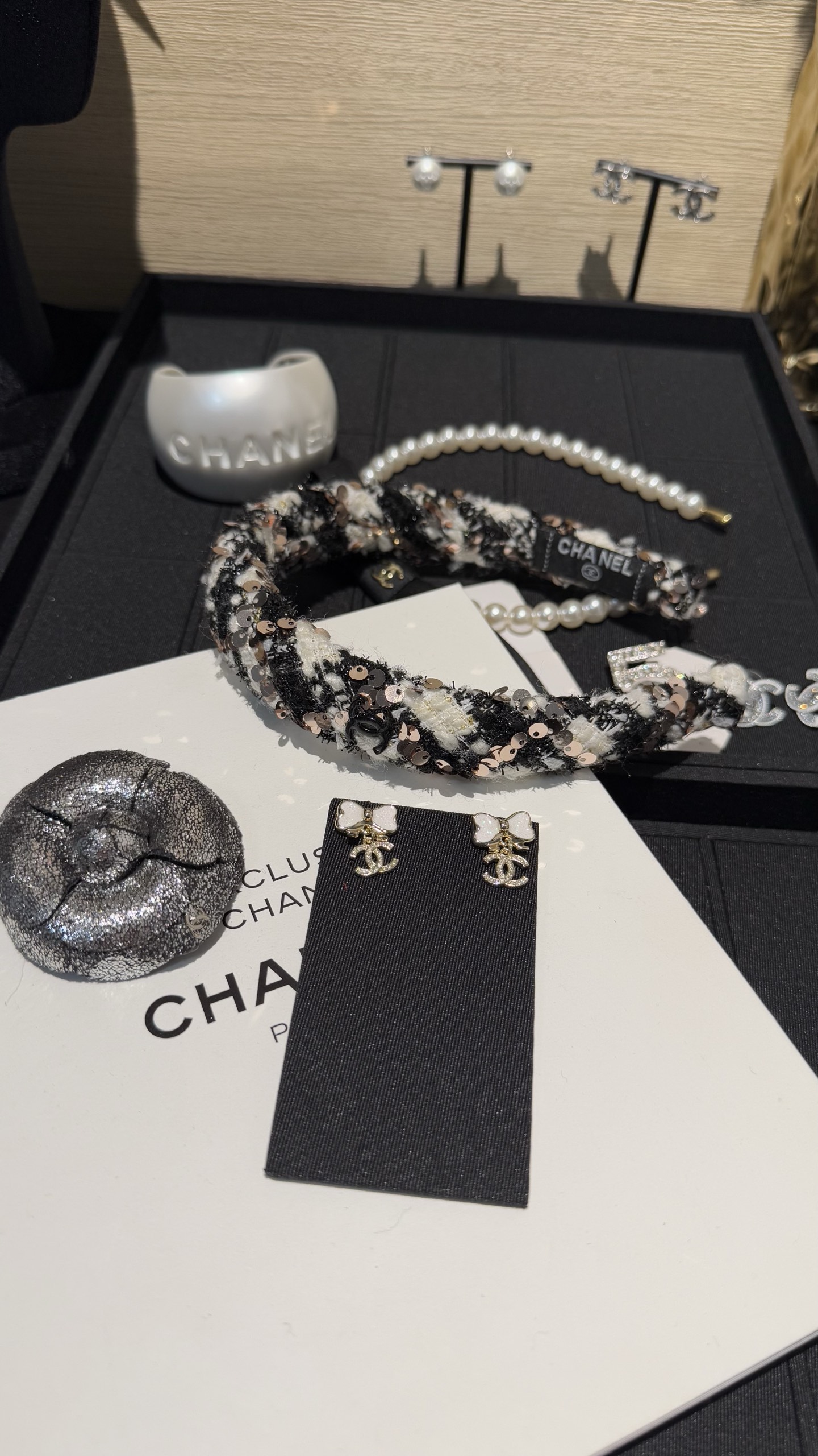 NO:632313,25 new products Black and white woven tweed sequins and black double C headband. Black and white tweed fabric + black double C design. It is embellished with mirror sequins. It shines with moving pearls under the light. The upper body is full of nobility. It is chic and not exaggerated. Highly recommend 88168, Cardia high-end jewelry.1986090925新品 黑白编织粗花呢珠片黑色双c发箍 黑白粗花毛呢面料+黑色双c设计 上面点缀镜面珠片 灯光下闪耀动人珠光点点 上身贵气感满满 别致不浮夸 强烈推荐88168,,卡迪亚高端饰品,Jewelry