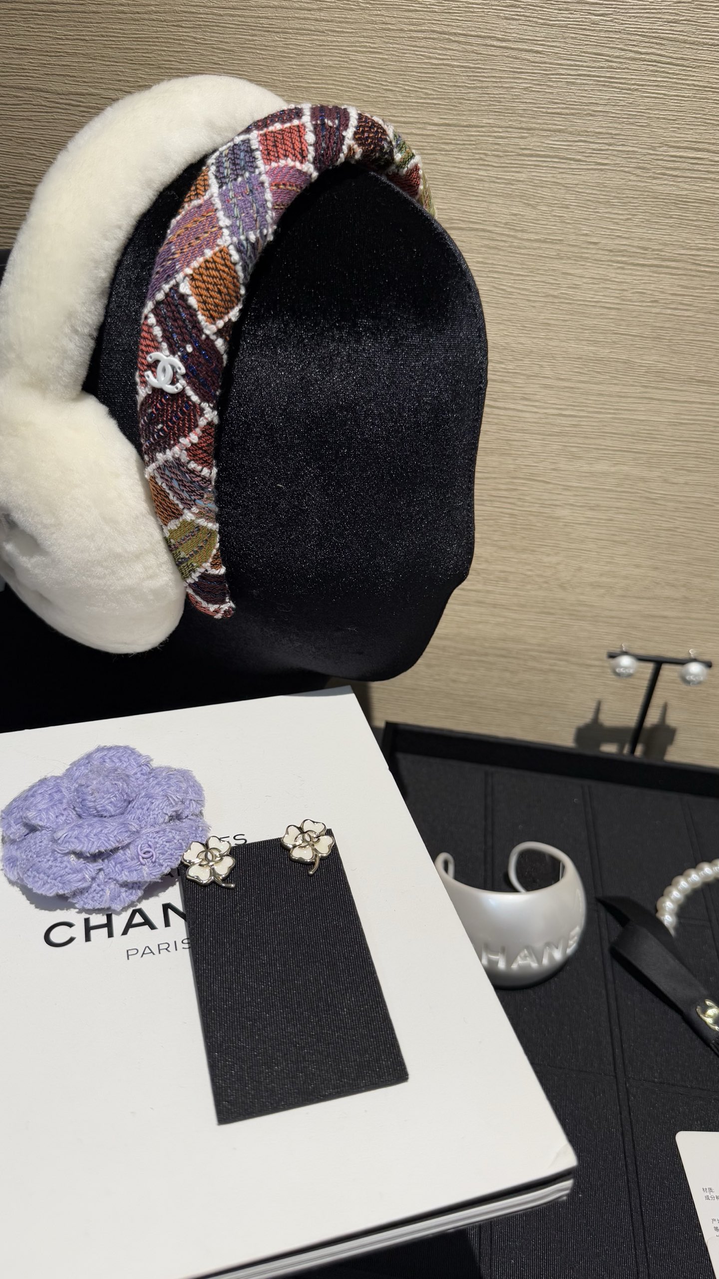 NO:634723,88160, 25 new products, colorful tweed geometric pattern white double C headband, tweed contrast texture + white double C letter design, colorful and full of artistic beauty, rich in color and unique style, exquisite and fashionable, Cardia high-end jewelry1986090988160, 25新品 彩色粗花呢几何图案白色双c发箍 粗花呢撞色肌理感+白色双c字母设计 绚丽多彩且富有艺术美感 色彩丰富别具一格 精致与时尚感拿捏,,卡迪亚高端饰品,Jewelry