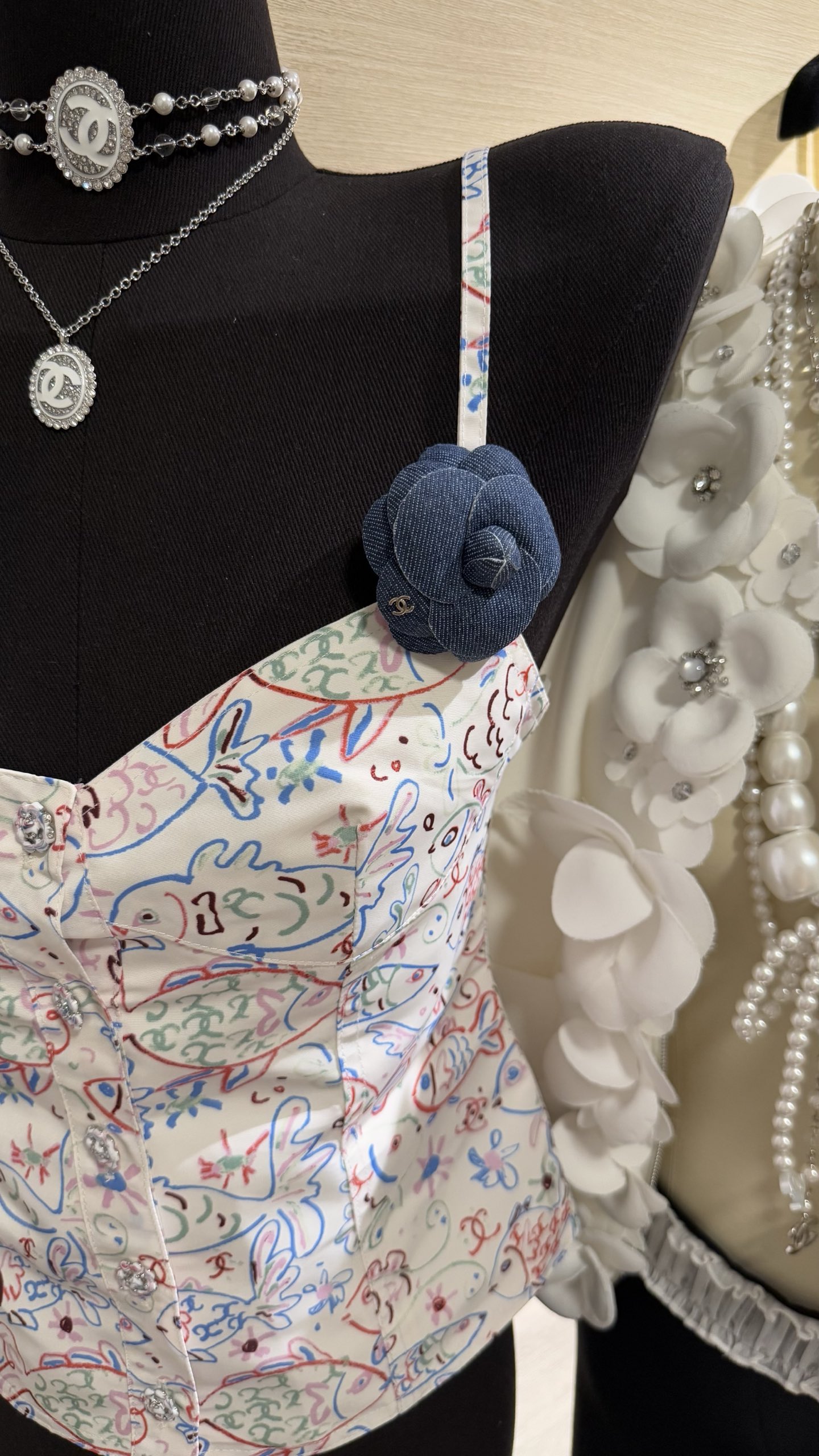 NO:633112,Dark blue denim camellia gold double C brooch duckbill clip Three-dimensional camellia + denim denim design Fashionable and relaxed The distressed fabric has a full texture and a retro feel Can be easily used for daily or leisure vacations 88180,,brooch,breastpin,Cardia high-end jewelry19860909深蓝色牛仔布山茶花金色双c胸针 鸭嘴夹 立体山茶花+丹宁粗斜纹布设计 时髦且松弛有度 做旧面料质感十足 复古感满满 日常or休闲度假都能轻松驾驭 88180,,brooch，breastpin,卡迪亚高端饰品,Jewelry