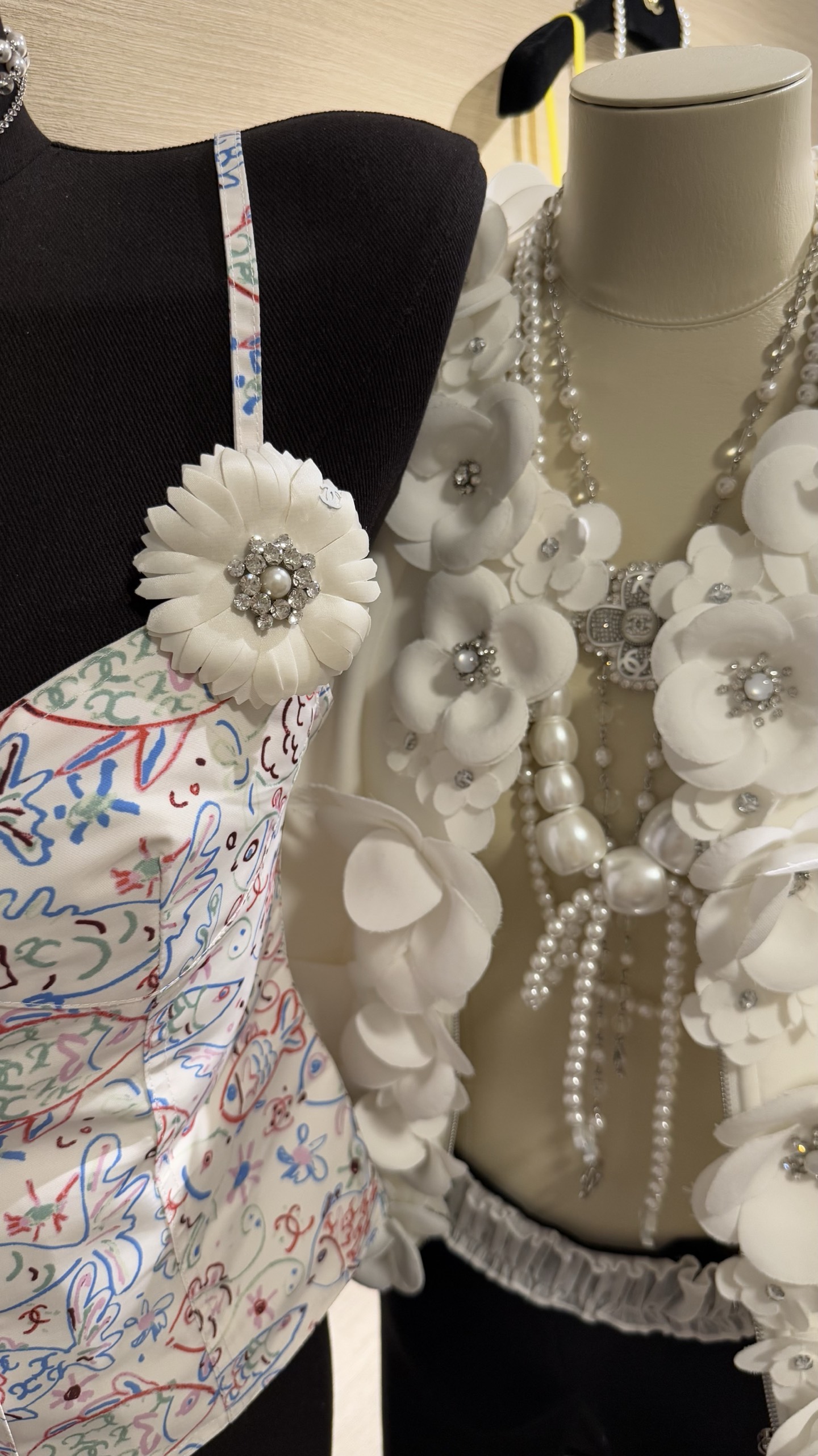 NO:632421,New product, beautiful and rich camellia double C brooch. The vivid camellia is the best embellishment for your outfit. It is noble, elegant and fashionable. It is full of beauty. Wear it on clothes or hats and bags, and you will feel like a wealthy family. Brooch, breastpin, hats, Cartier high-end jewelry19860909新品 美丽富贵花茶花双c胸针 栩栩如生的山茶花是穿搭的最佳点缀 贵气优雅又时髦有度 富有美感 戴在衣服上or帽子包包上都富家千金感满满,,brooch，breastpin,hats,卡迪亚高端饰品,Jewelry