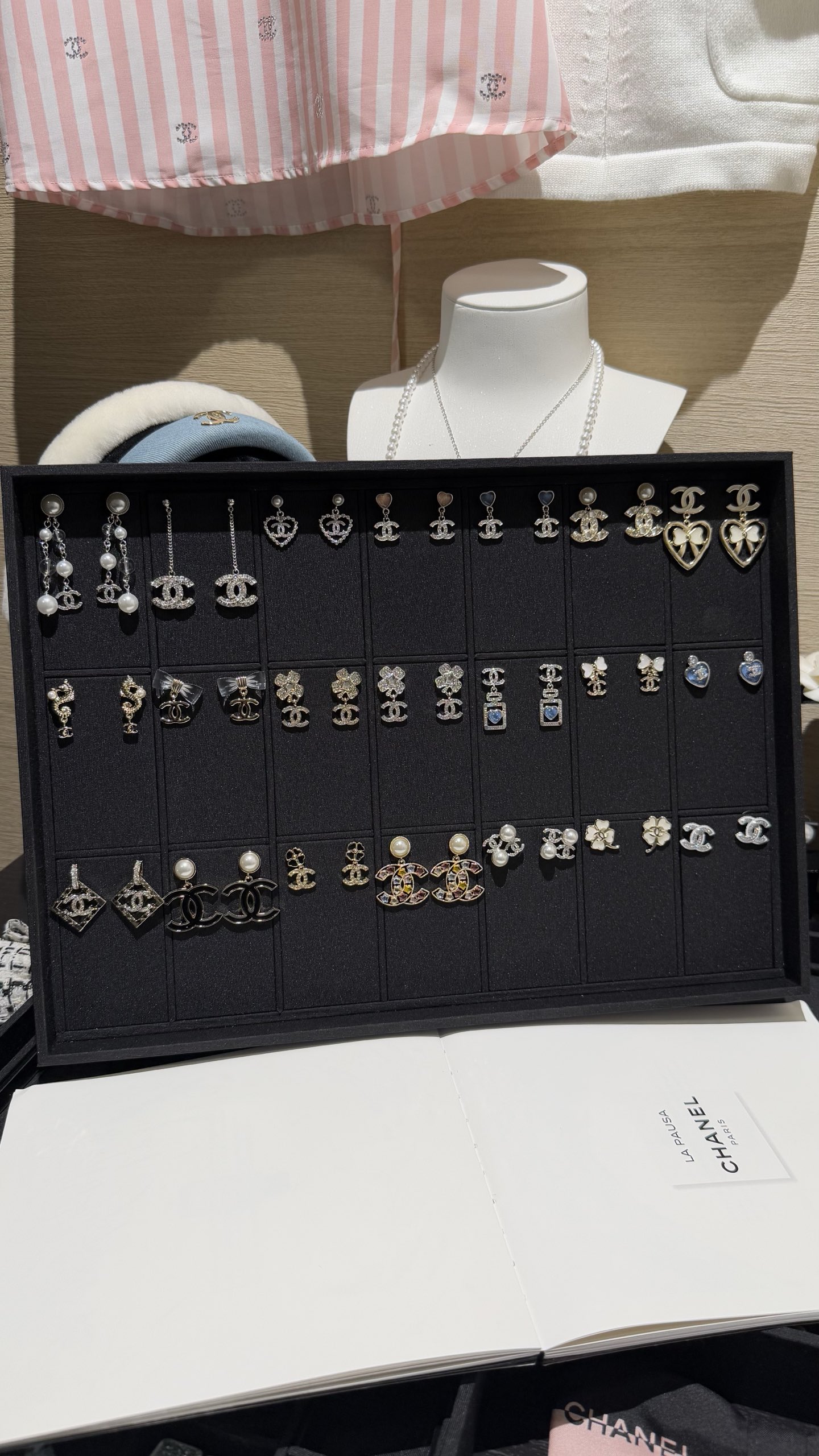 NO:632918,New product earrings and studs. Collection of real photos. It is easy to grasp the sense of wealth and elegance. Wearing it will make you look very rich and beautiful. Sisters traveling on May Day holiday. The artifact is here~,,earrings,Cardia high-end jewelry19860909新品 耳环耳钉 实拍图合集 富家千金贵气感轻松拿捏 戴上就是很富美的样子 五一度假出游的姐妹 出片神器来啦～,,earrings,卡迪亚高端饰品,Jewelry