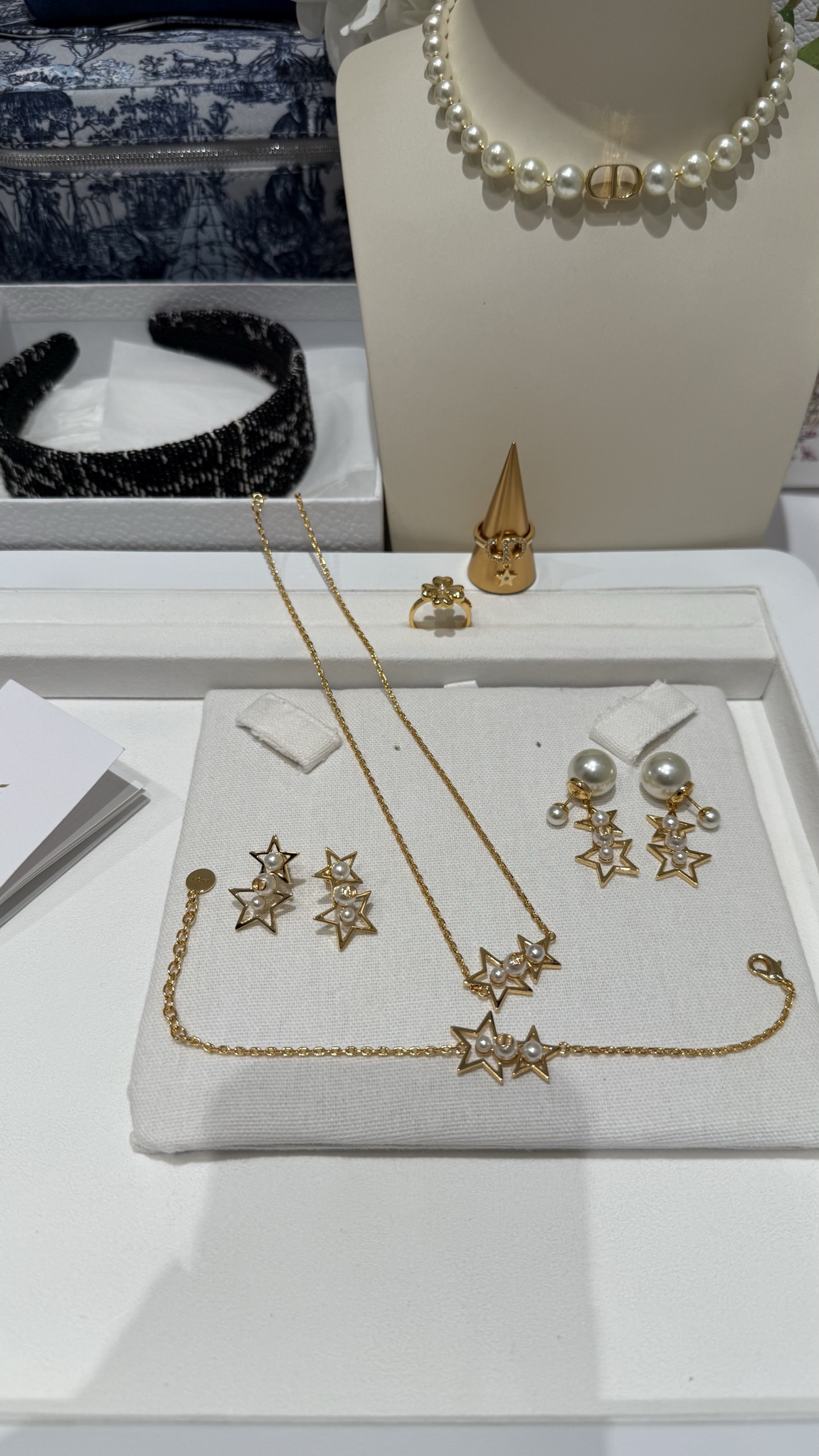 NO:703015,[New Product Sharing] Gold two stars hollow pearl CD letter earrings, big and small five-pointed stars, double stars design, simple, delicate and eye-catching, very suitable for spring and summer, wearing on the upper ear will give you a sense of socialite nobility, Cardia high-end jewelry19860909【新品分享】 金色两颗星星镂空大小珍珠CD字母耳钉 大小五角星双星相依设计 简约精致又亮眼 与春夏适配度非常高 上耳佩戴名媛贵气感满满,,卡迪亚高端饰品,Jewelry