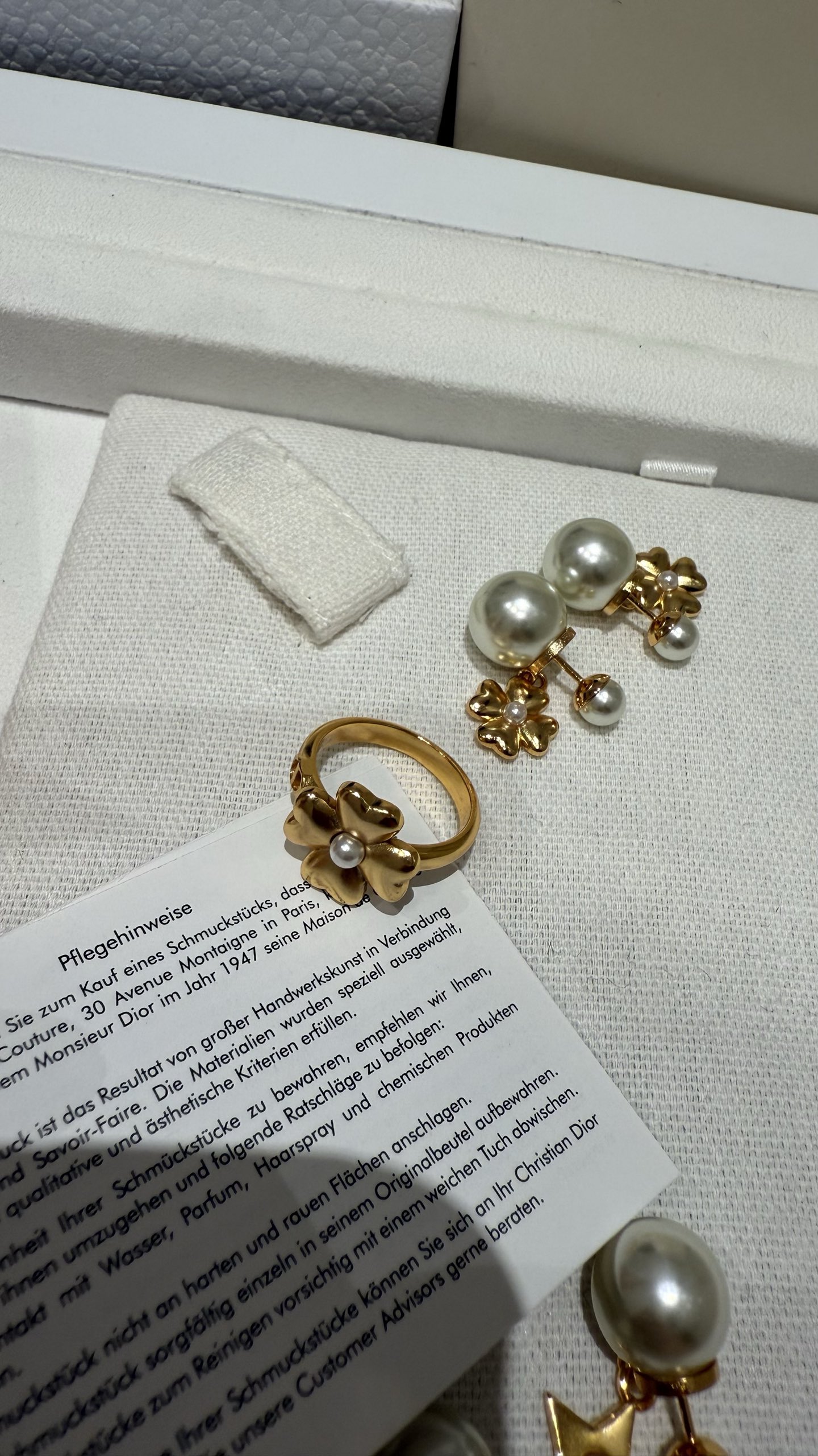 Dior Lucky Gold Clover Pearl Ring - Elegant Women's Jewelry