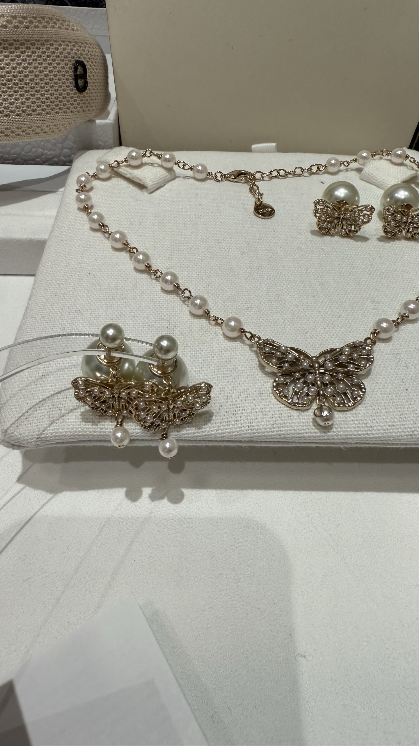 NO:703014,88180 [New Product Sharing] Spring and Summer Light Gold Hollow Twin Pearls CD Letter Butterfly Earrings Double Ball Pearls x Hollow Butterfly Millet Beads x Hanging Single Pearl CD Pendant The overall design is fairy-like. Wear it gently to attract wealth and show your temperament. It feels like a wealthy family, earrings, Cardia high-end jewelry1986090988180【新品分享】 春夏 浅金色镂空双生珍珠CD字母蝴蝶耳环 双球珍珠 x 镂空蝴蝶小米珠 x 悬挂单颗珍珠CD吊坠 整体设计仙气飘飘 戴上温柔招财又十分显气质 富家千金感满满,,earrings,卡迪亚高端饰品,Jewelry