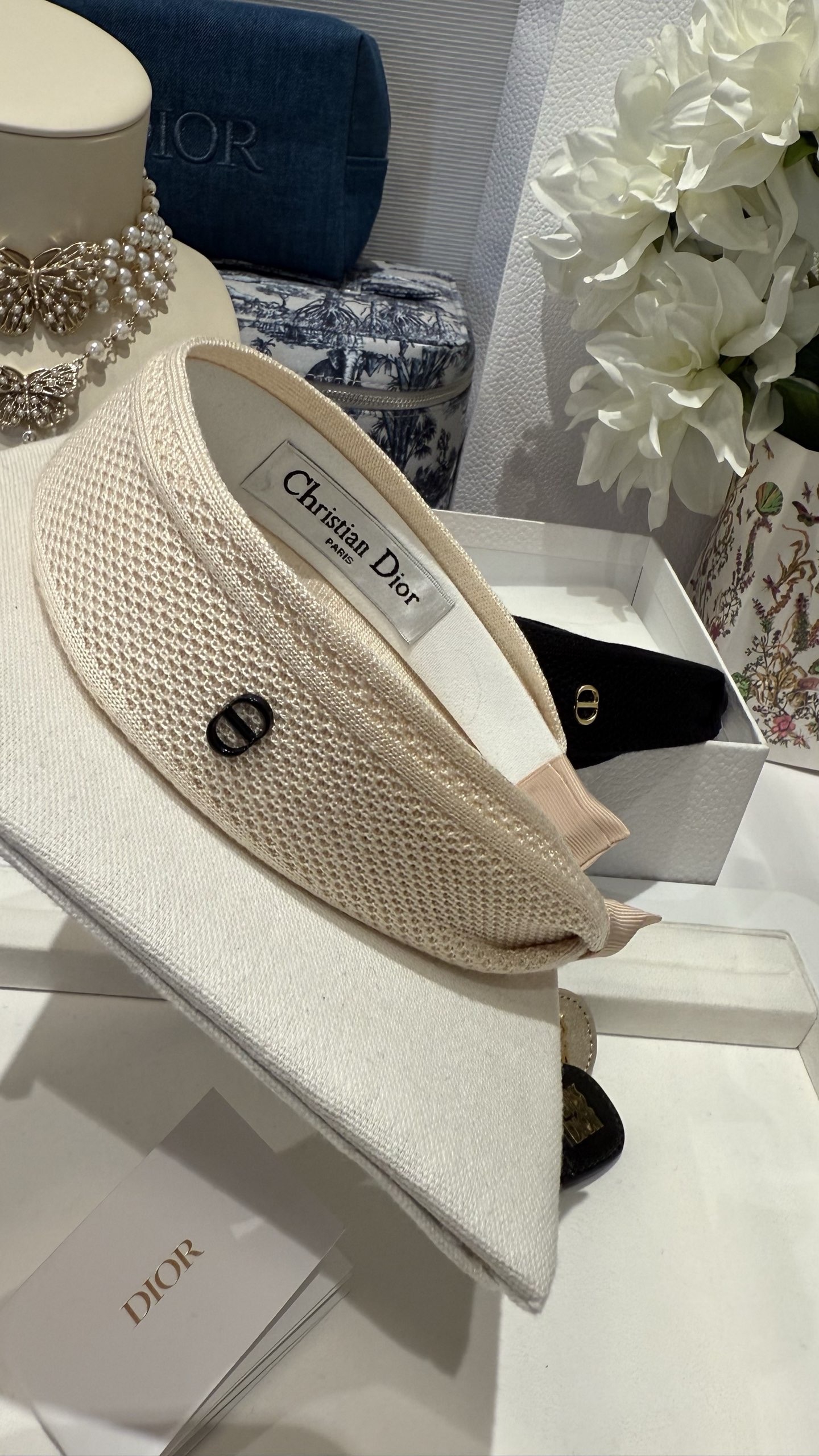 NO:633095,Beige knitted mesh black CD letter wide headband Breathable knitted fishnet19860909米杏色针织网面黑色CD字母宽版发箍 透气针织渔网 x 黑色CD标识设计 简约又时髦 戴上头型立马变得饱满好看 日常通勤约会都能驾驭88160,,卡迪亚高端饰品,Jewelry