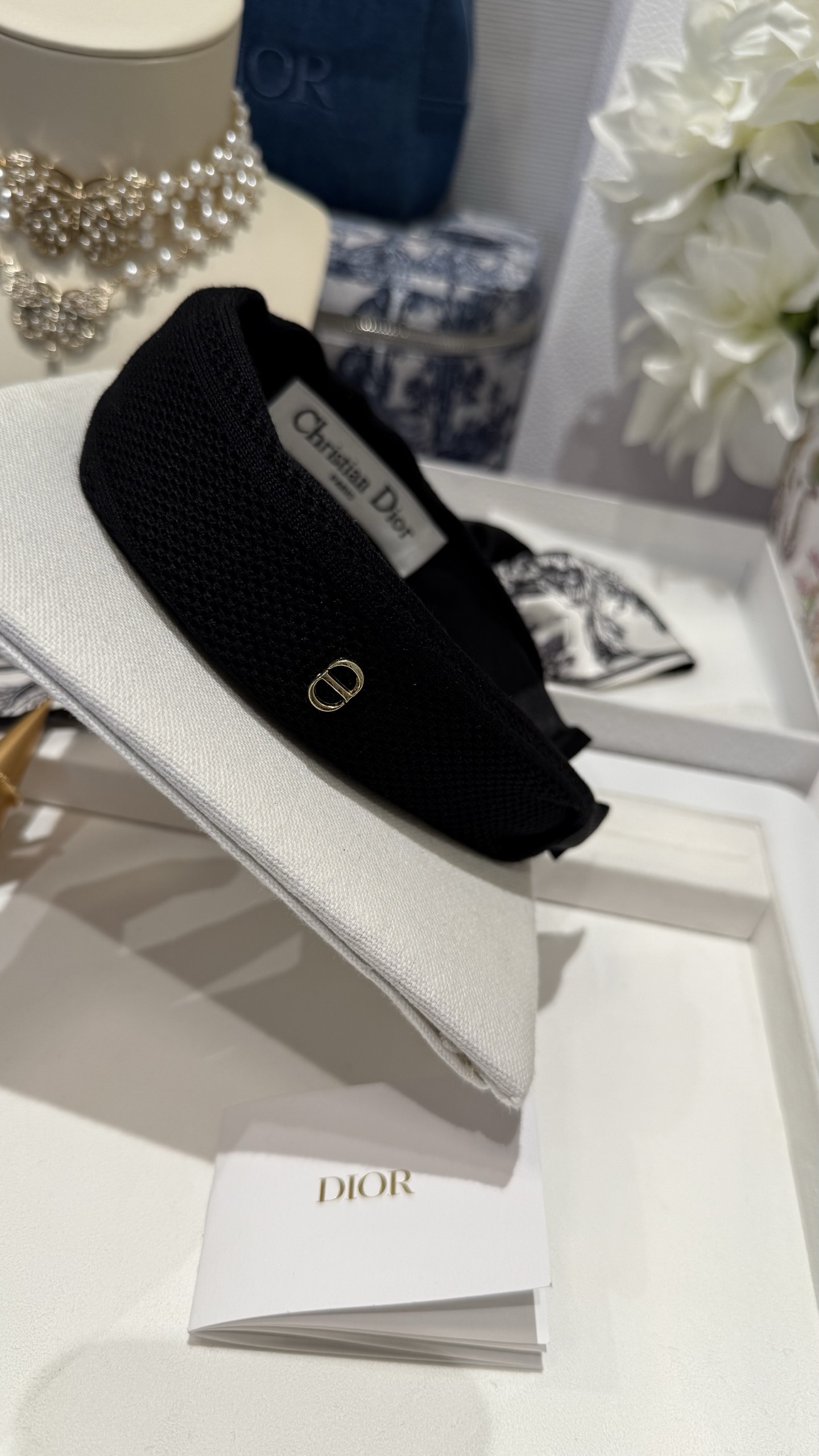 NO:633097,Black knitted mesh gold CD letter wide headband Breathable knitted fishnet19860909黑色针织网面金色CD字母宽版发箍 透气针织渔网 x 金色CD标识设计 简约又高级 戴上头型立马变得饱满好看 日常通勤约会都能驾驭88160,,卡迪亚高端饰品,Jewelry